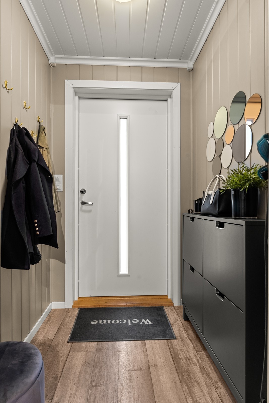 Velkommen inn - I gangen er det god plass til å henge fra seg yttertøy. Galleribilde