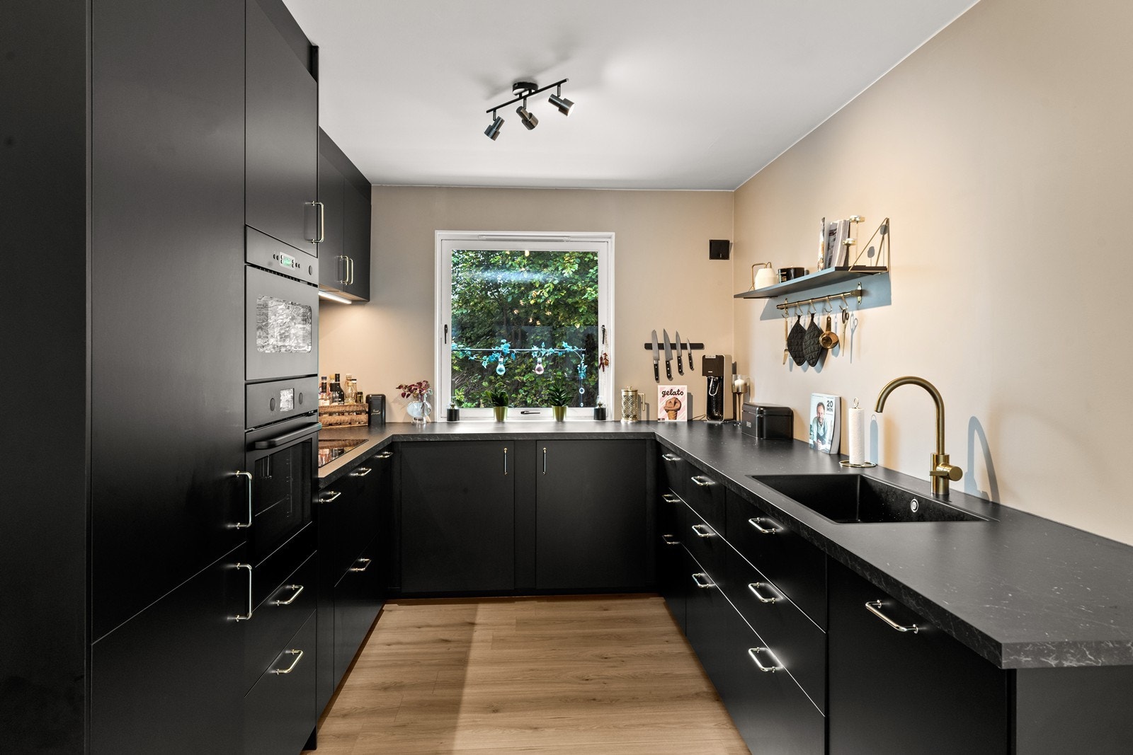 Kjøkkenet har rikelig med arbeidsplass og oppbevaring. Galleribilde