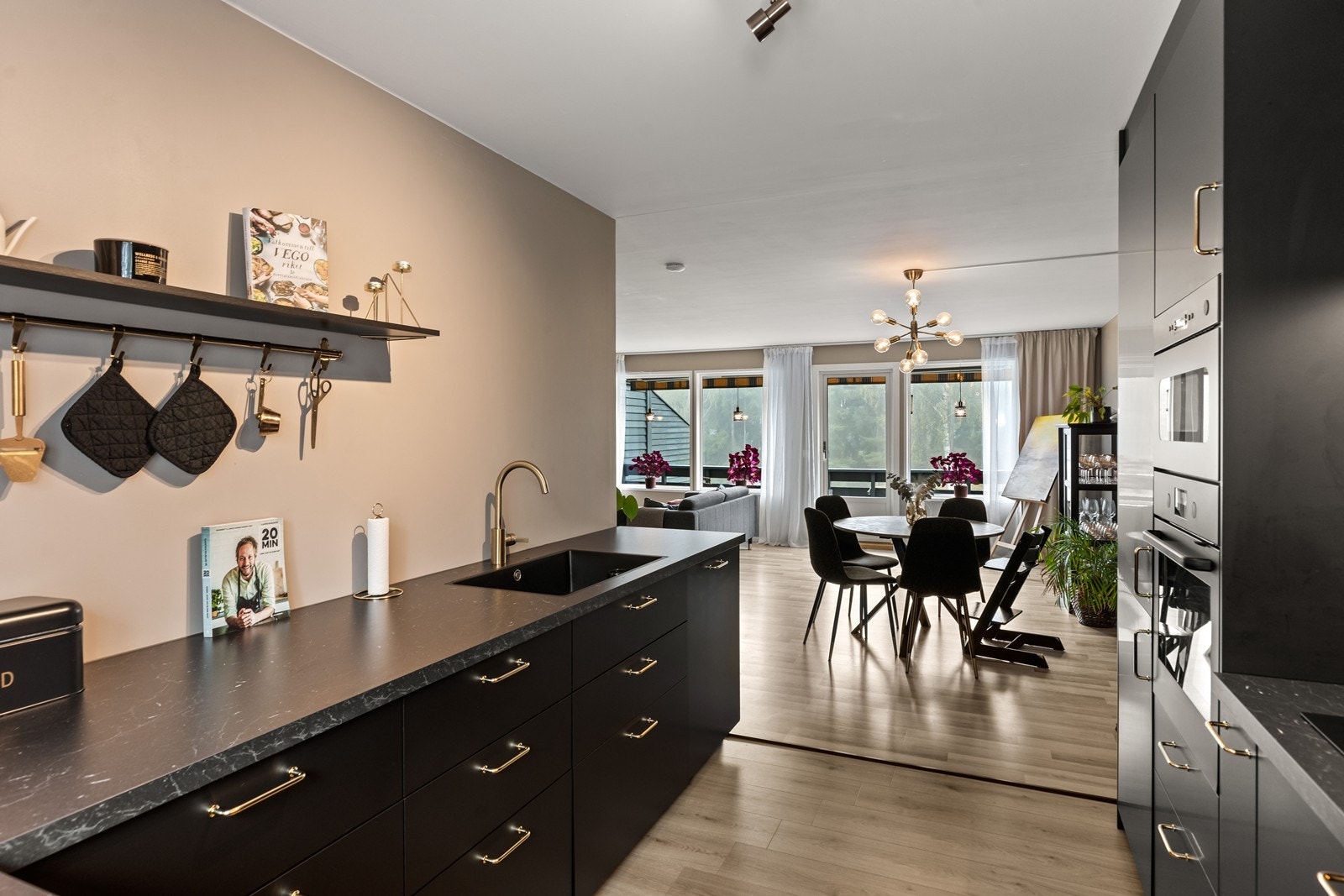 Kjøkkeninnredning fra 2023. Kjøkkenet har slette fronter og laminat benkeplate. Integrert komfyr, platetopp, kjøl/fryseskap, mikrobølgeovn og oppvaskmaskin. Galleribilde