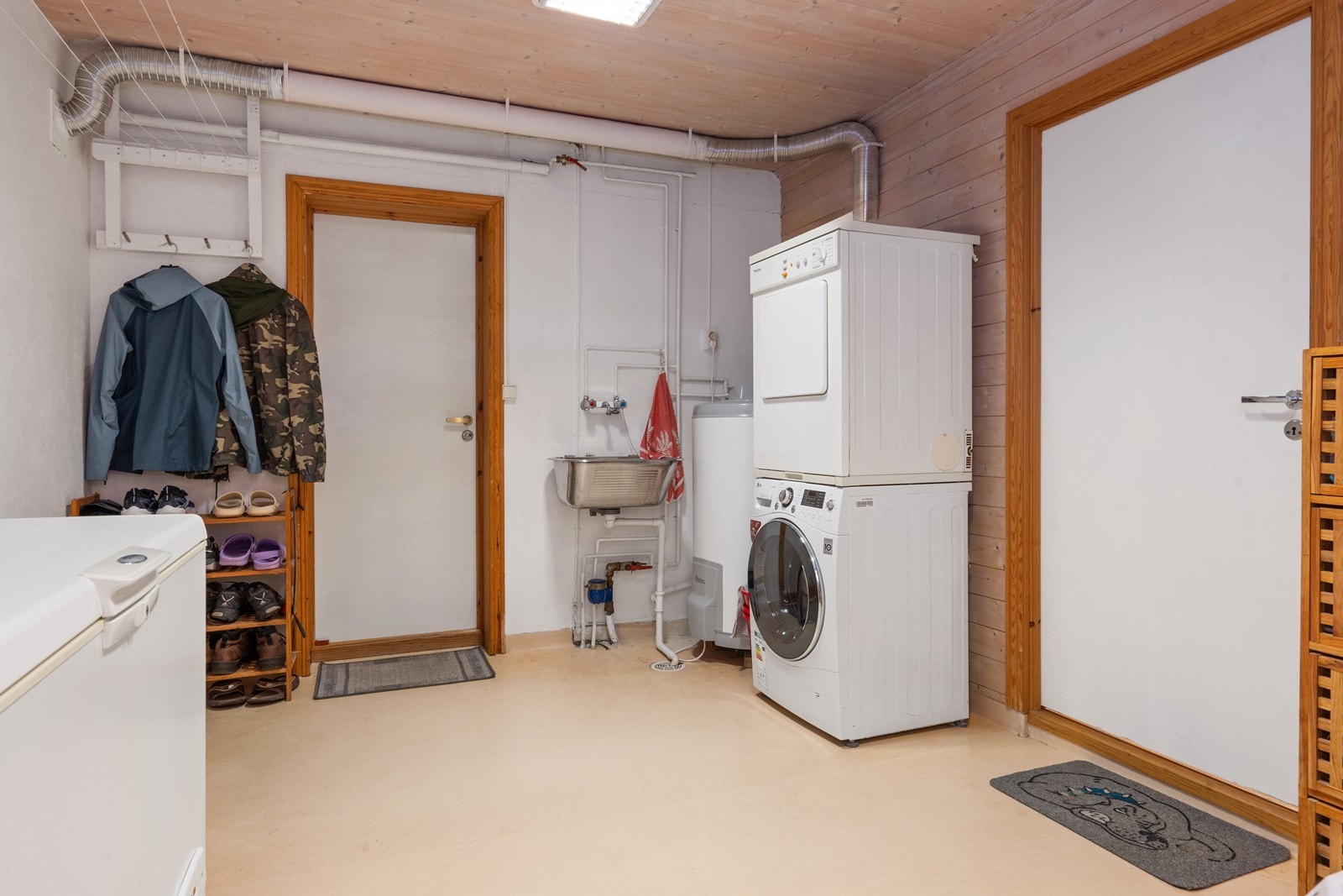 Praktisk vaskerom med opplegg til vaskemaskin og tørketrommel. Her har du direkte utgang til integrert garasje og et praktisk verksted Galleribilde