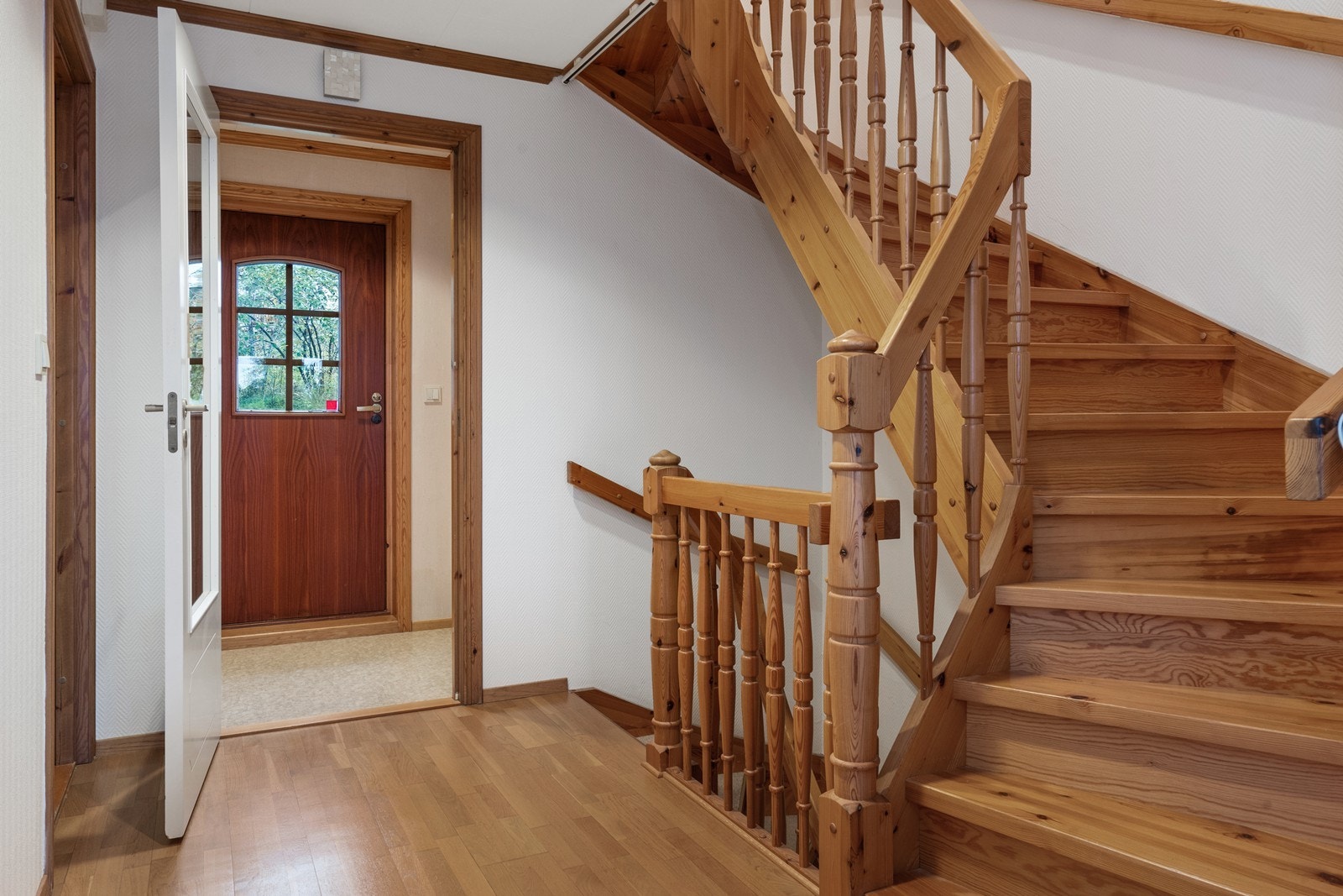 Hall m. trapp i første etasje. Eget vindfang med utgang til hage Galleribilde