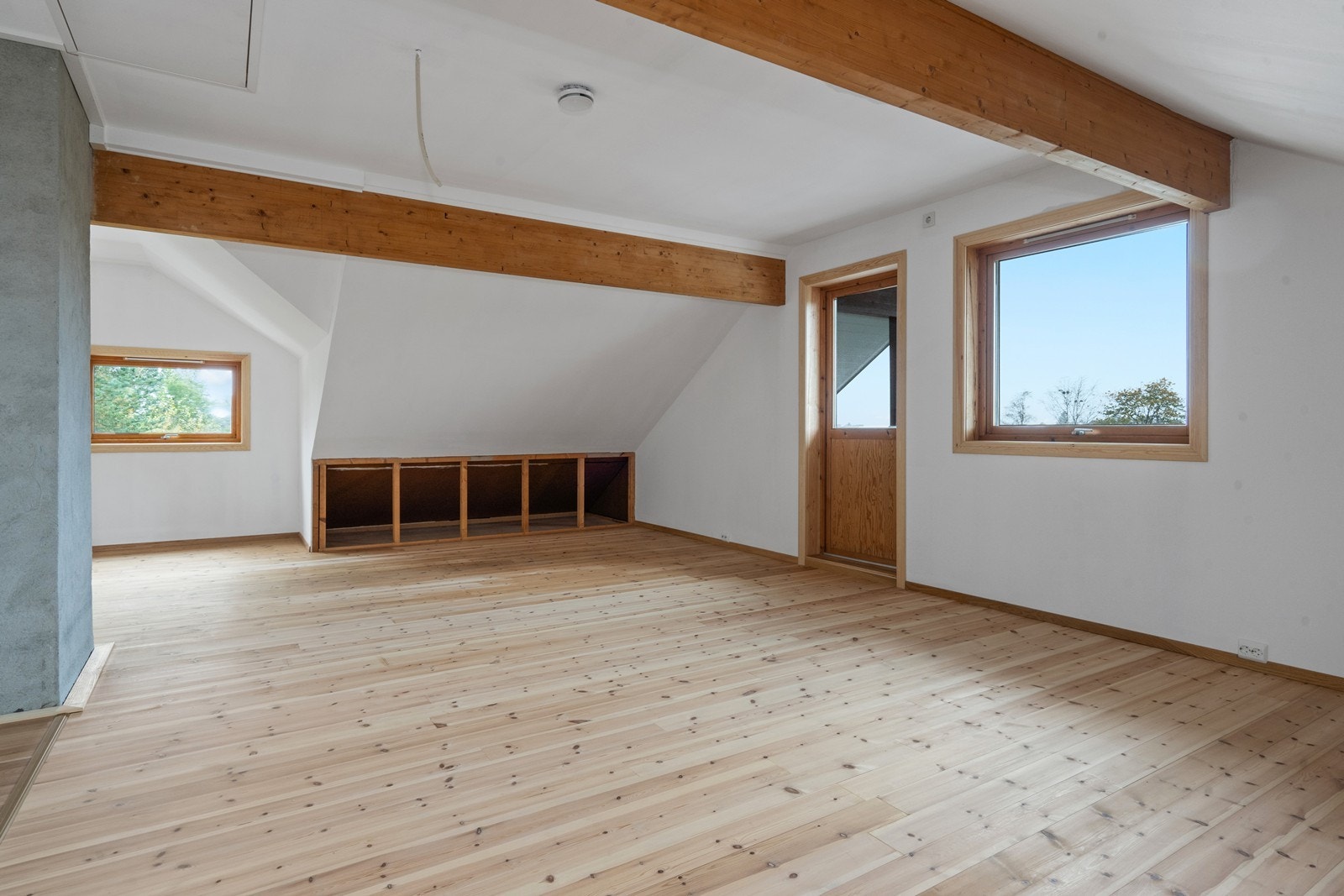 Lys og romslig loftstue med utgang til overbygd balkong Galleribilde