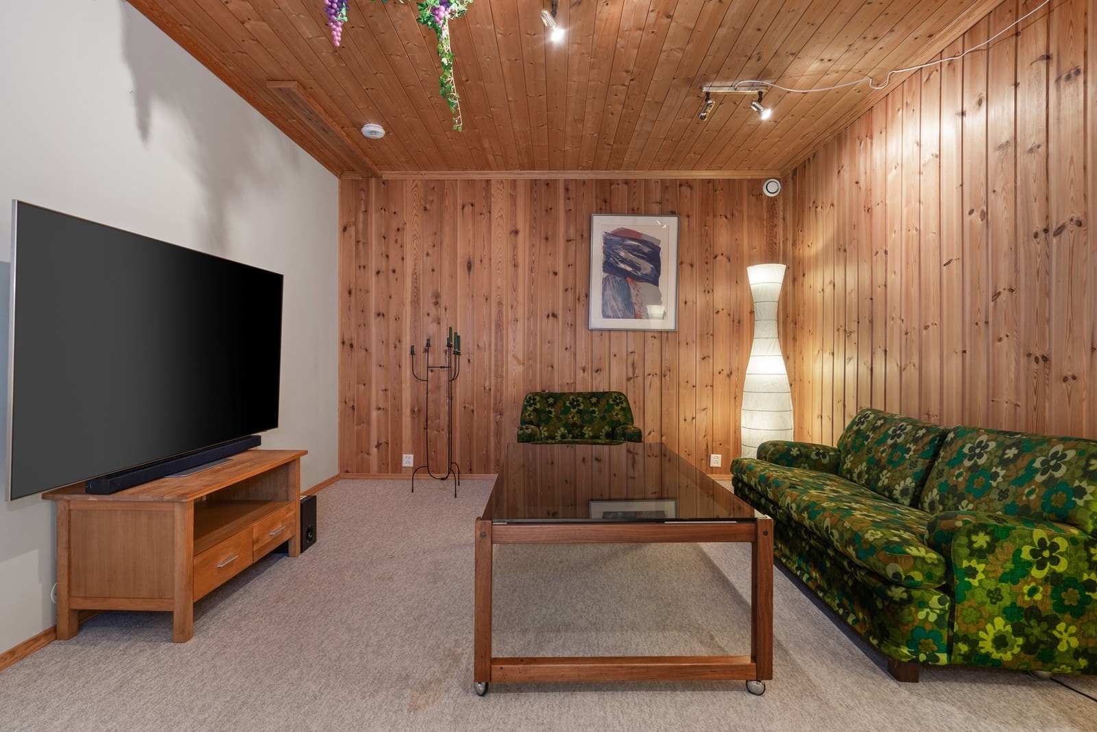 Barnevennlig kjellerstue med varmekabler og god plass Galleribilde