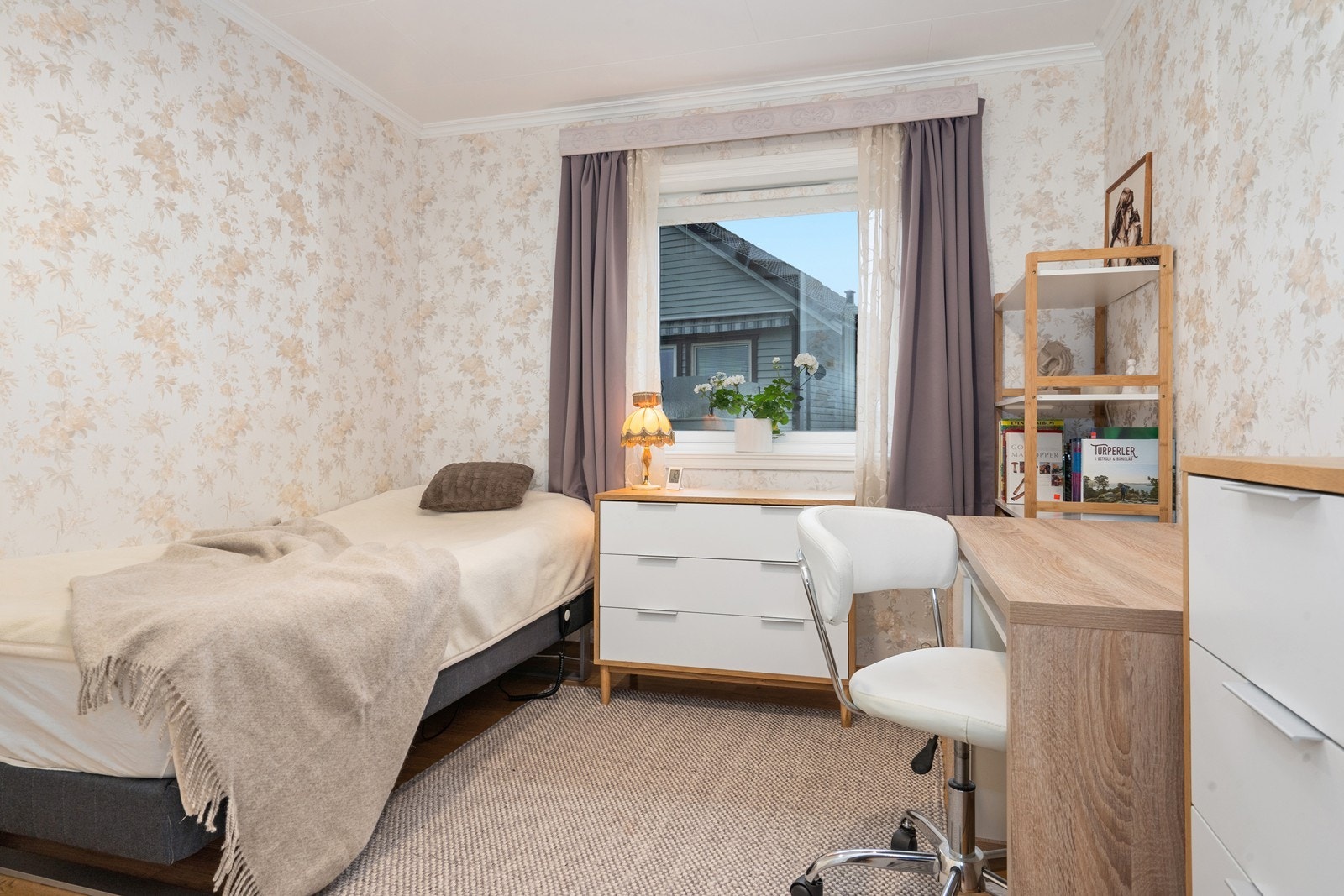 Soverom 1 i underetasjen med lys og pen tapet, og innsatt garderobeskap Galleribilde