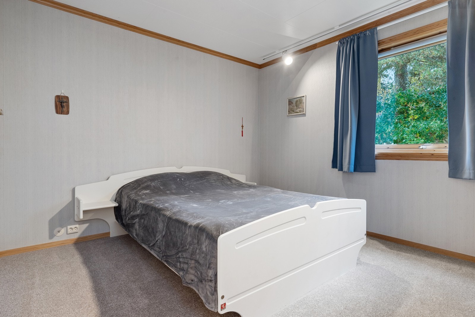 Lyst hovedsoverom med vegg-til-vegg teppe Galleribilde