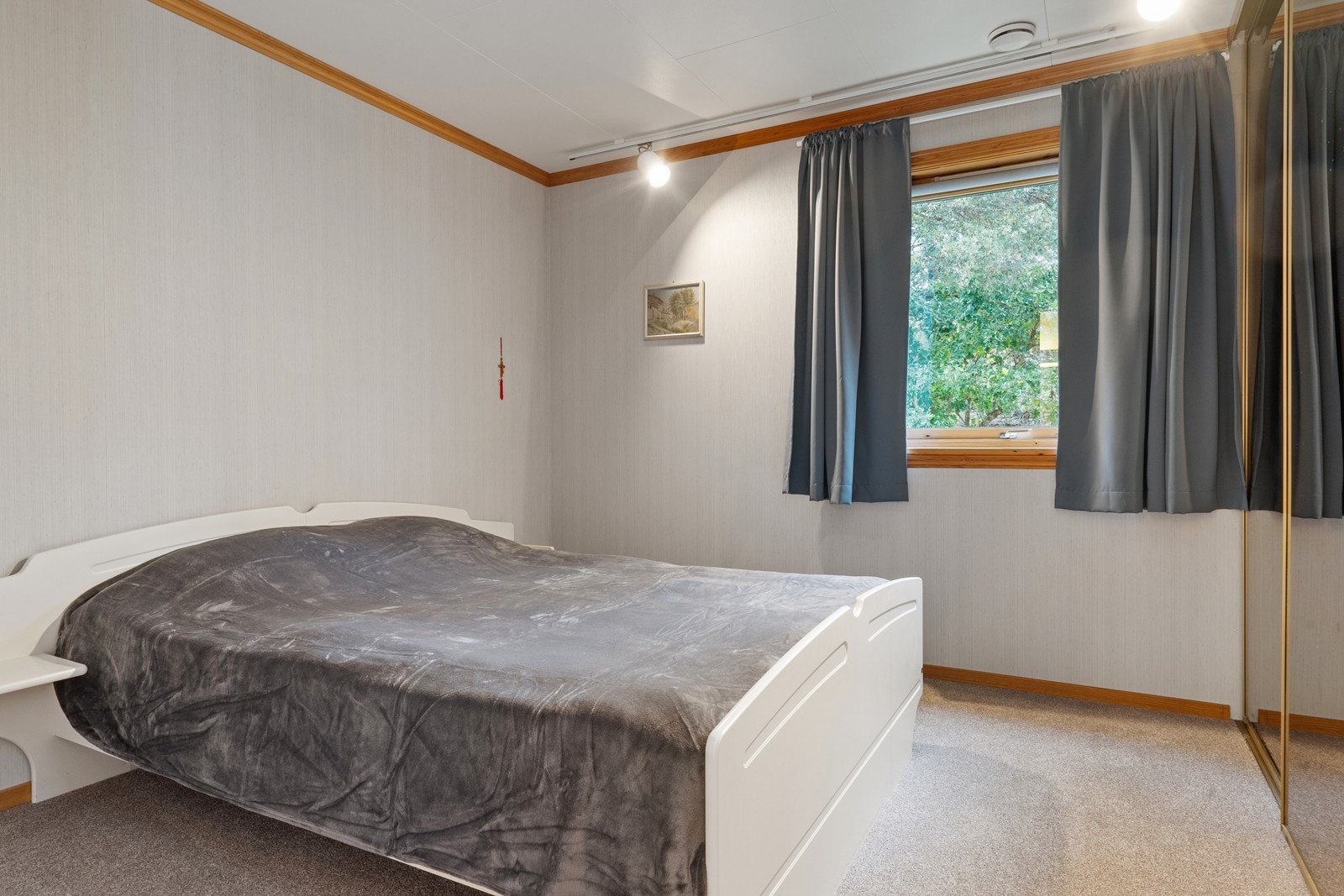 Rommet har innsatt skyvedørsgarderobe med speilfront Galleribilde