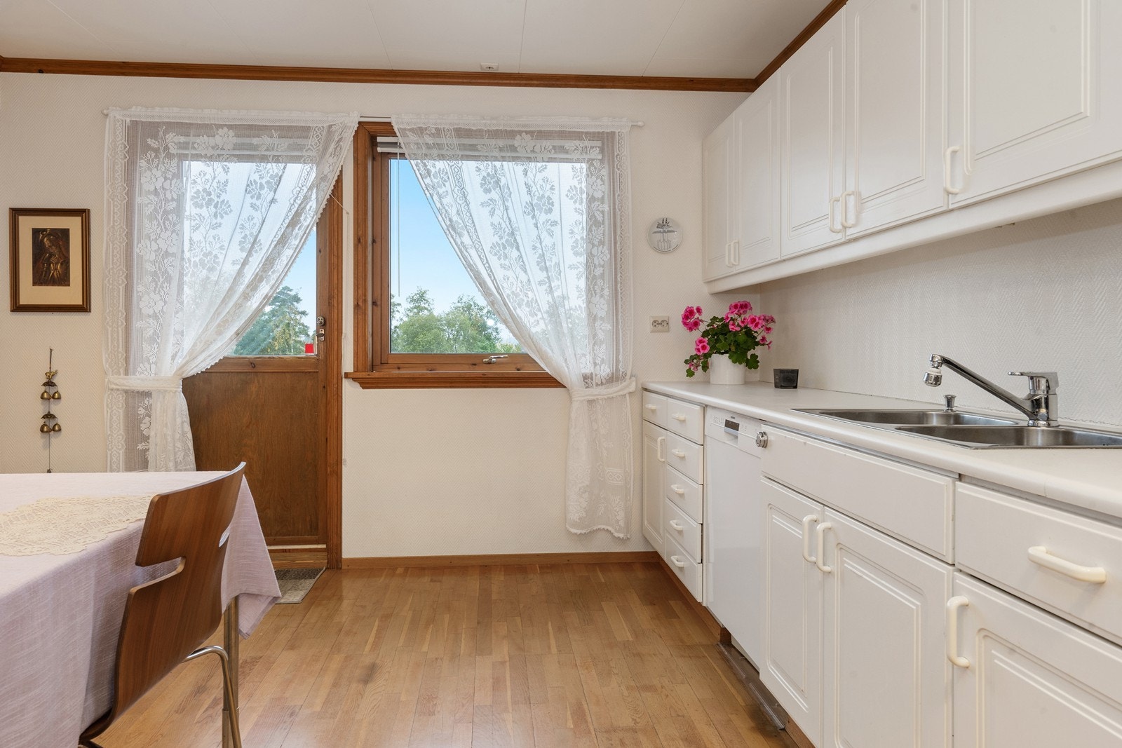 Profilert innredning med laminat benkeplate og innfelte hvitevarer Galleribilde