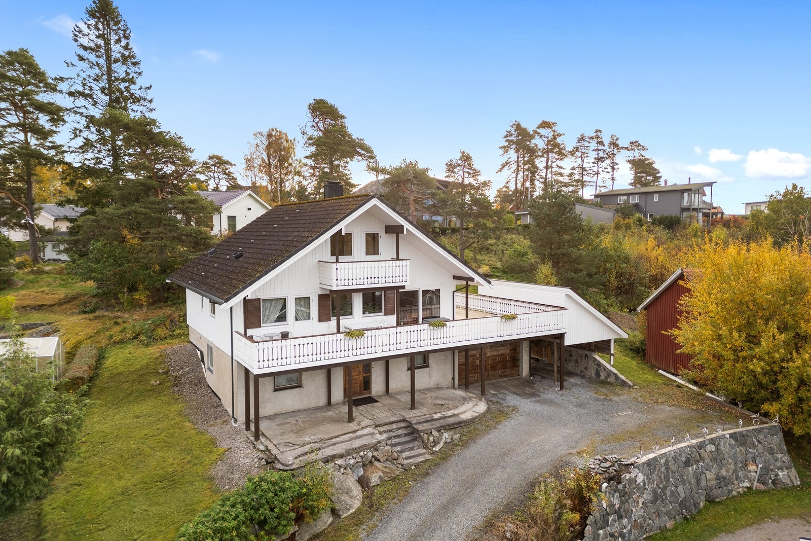 Gruset innkjørsel og gårdsplass med gode parkeringsmuligheter Galleribilde