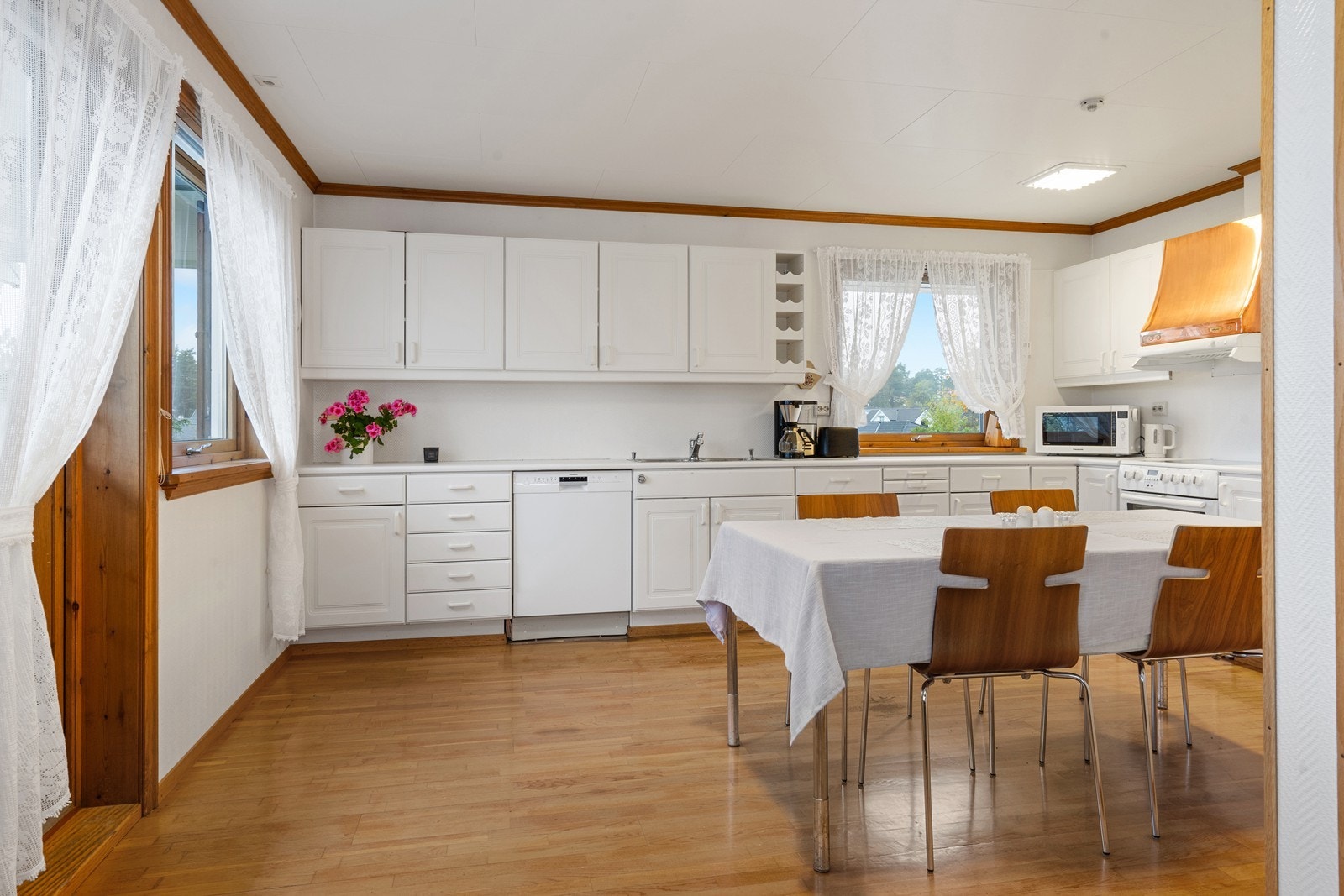 Romslig kjøkken med egen spiseplass Galleribilde