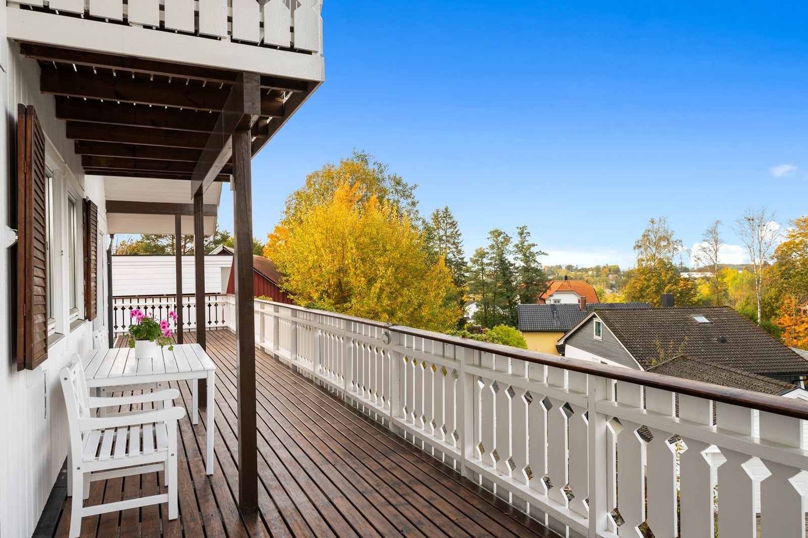 Balkong med fin utsikt utover nærliggende områder Galleribilde