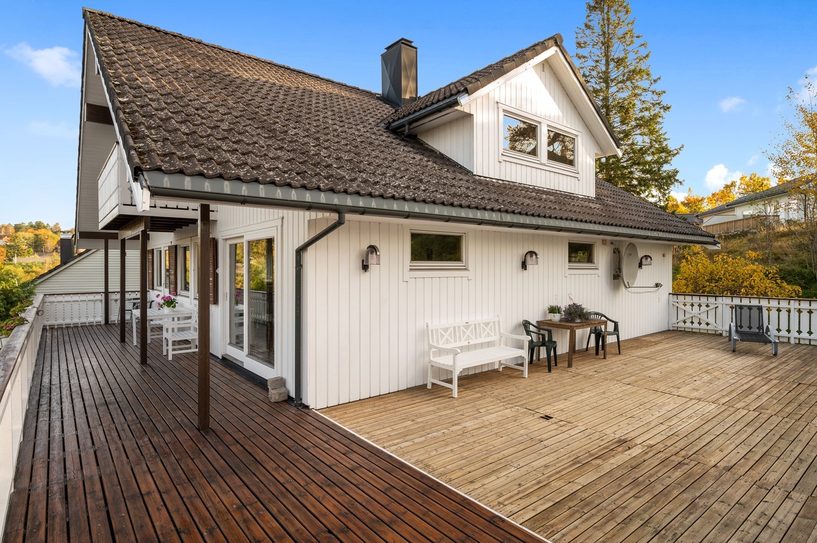 Boligen har en romslig veranda med relativt lite innsyn og god plass til diverse sittegrupper Galleribilde