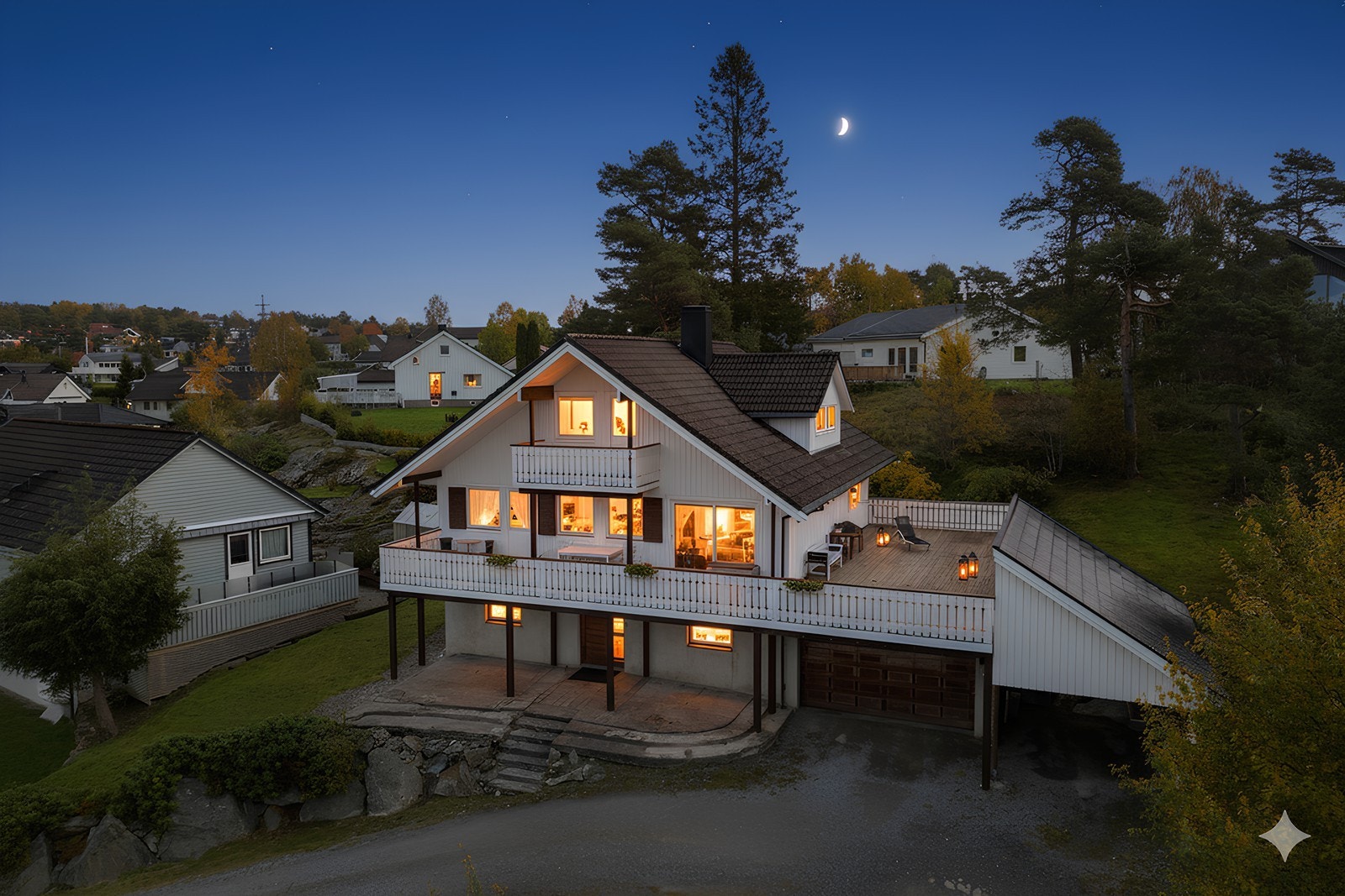 Boligen ligger godt trukket opp i bakken, slik at man får gode solforhold og fin utsikt til nærliggende områder Galleribilde