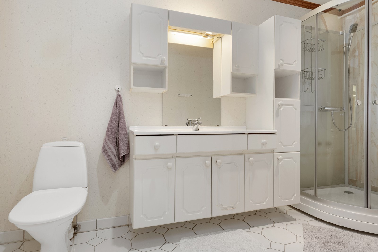 Flislagt bad med underliggende varmekabler Galleribilde