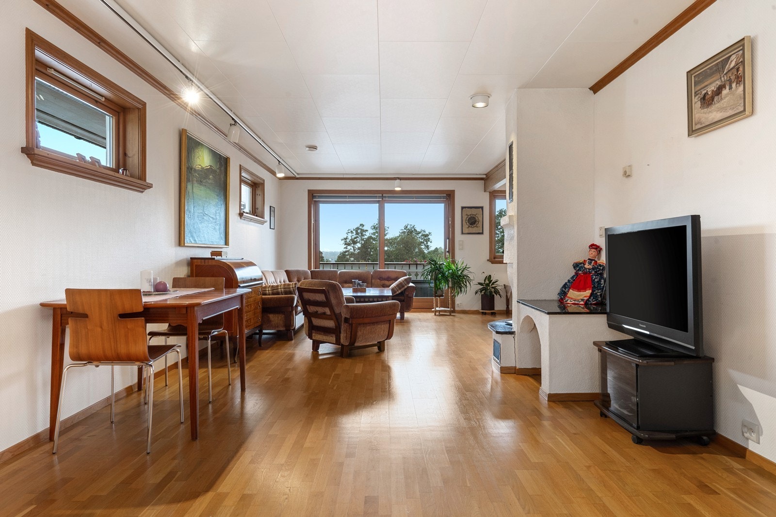 Stuen har gjennomgående lys Galleribilde