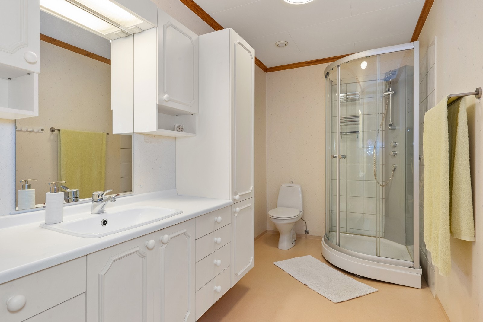 Romslig og lyst baderom med underliggende varmekabler Galleribilde