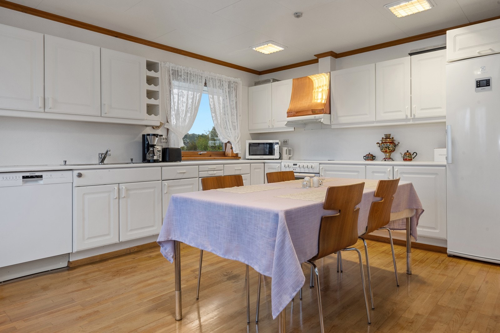 Innredningen har godt med benke- og skapplass Galleribilde