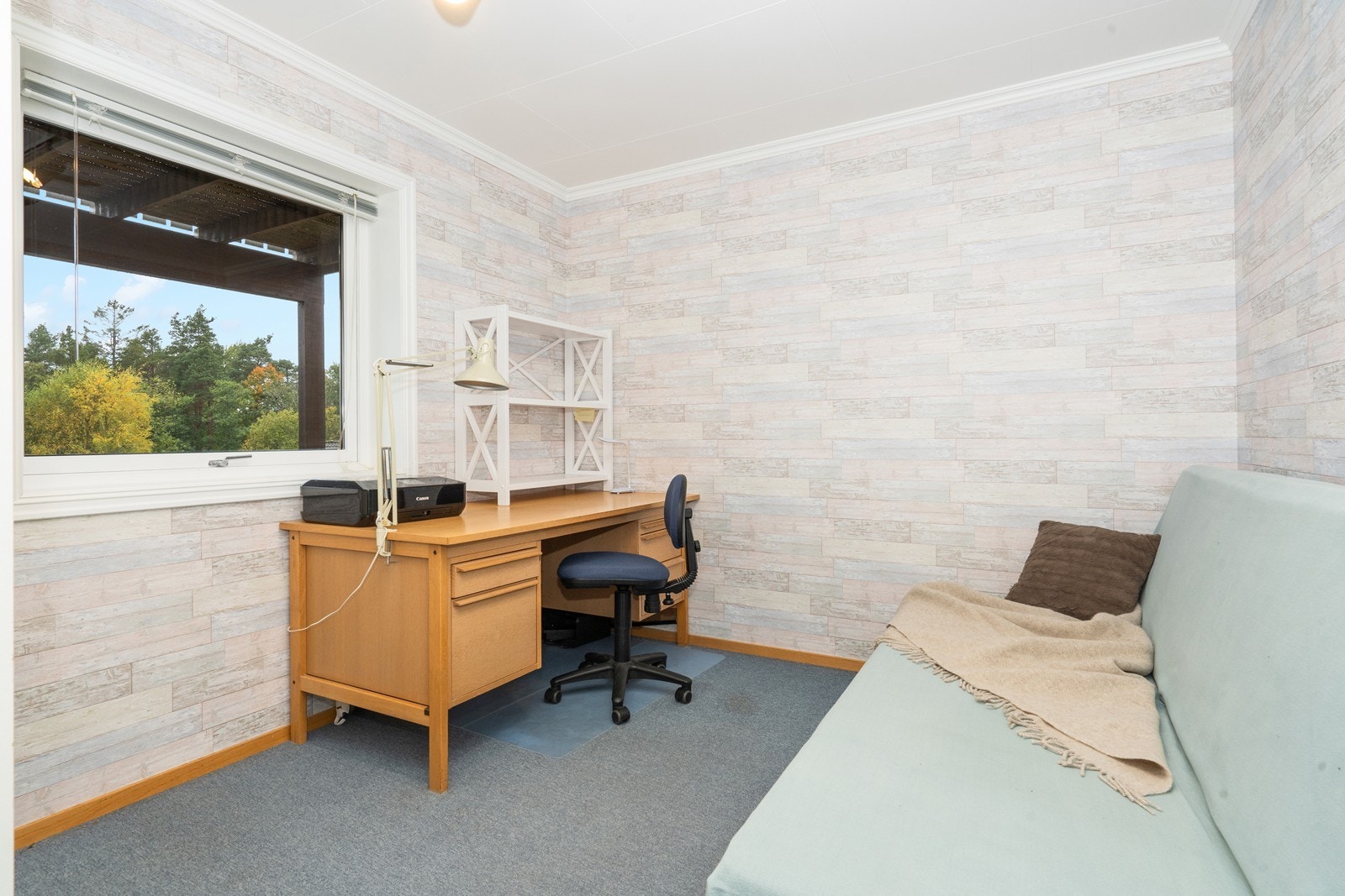 Soverom 2 i underetasjen med pen tapet og vegg-til-vegg teppe, samt garderobeskap Galleribilde