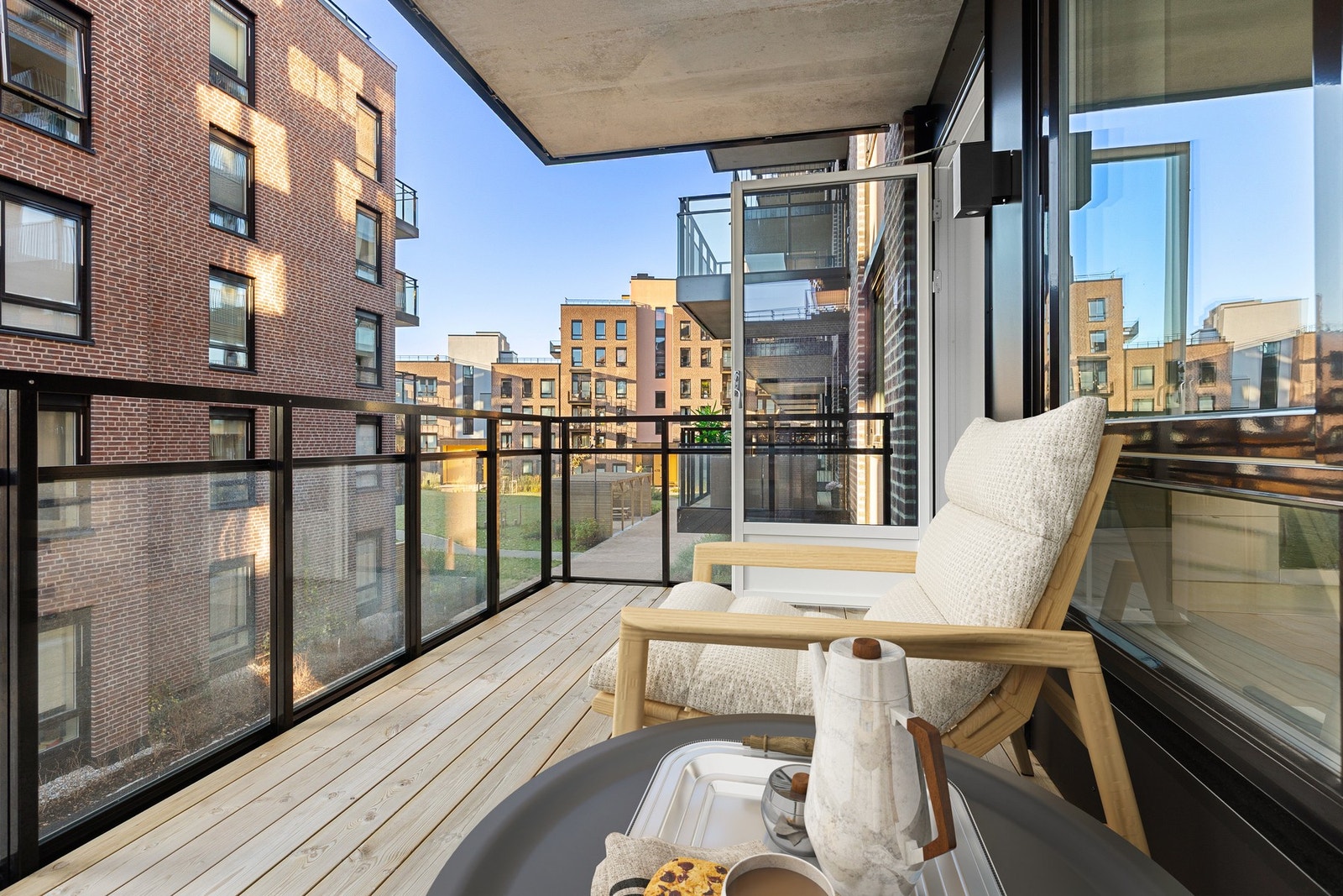 Balkongen er på ca. 9 kvm med god plass til utemøblement og beplantning. Galleribilde