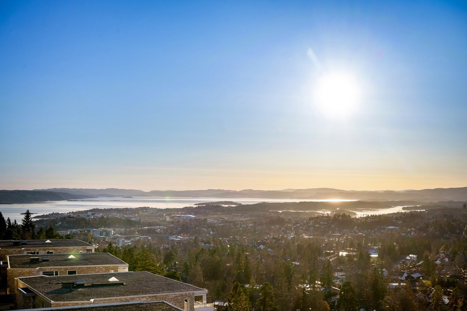 Utsikt som strekker seg fra byen og helt til fjorden, med en flott panoramafølelse i grønne omgivelser. Galleribilde