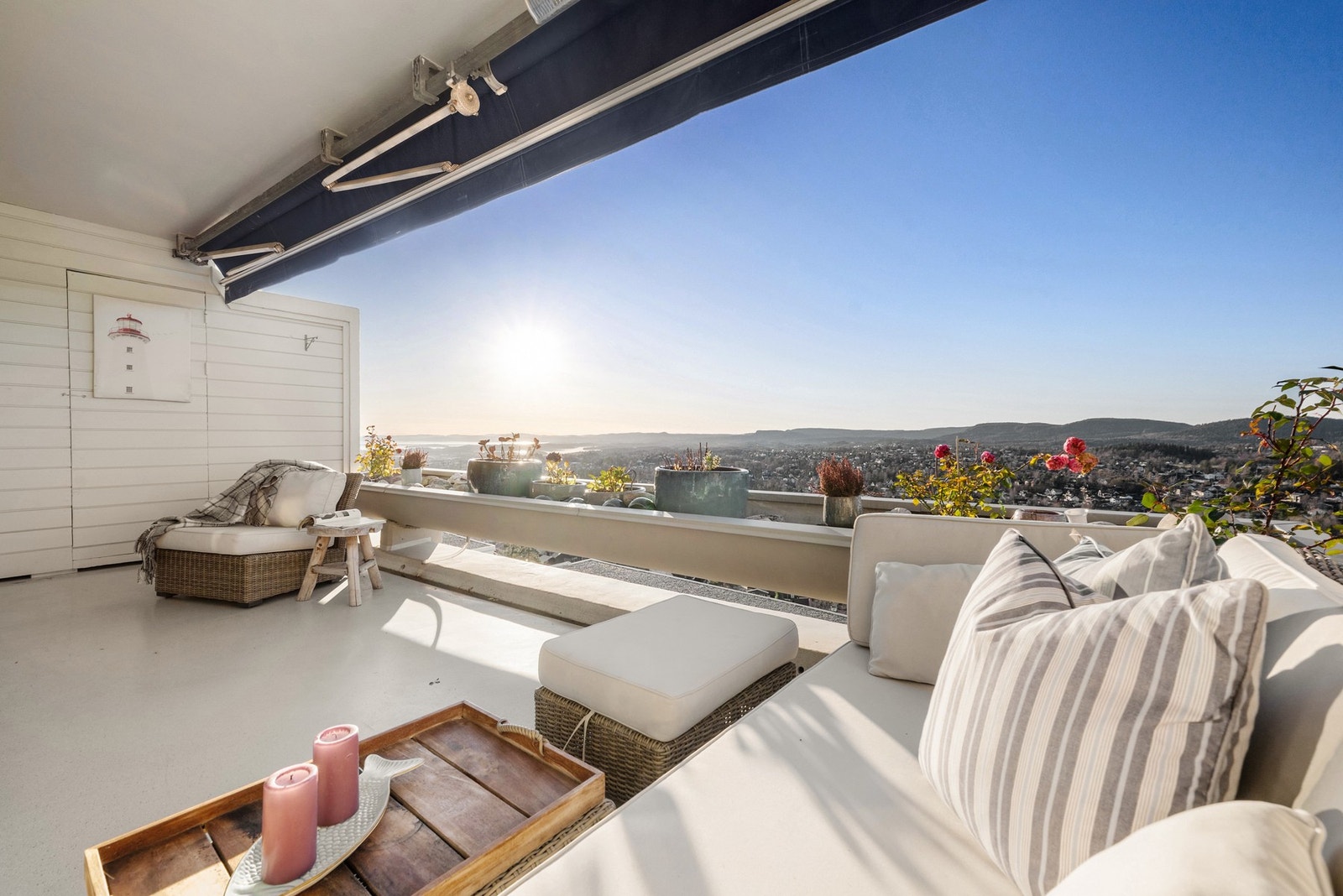 Stor vestvendt terrasse med flotte solforhold og god plass til både spisegruppe og lounge. Galleribilde