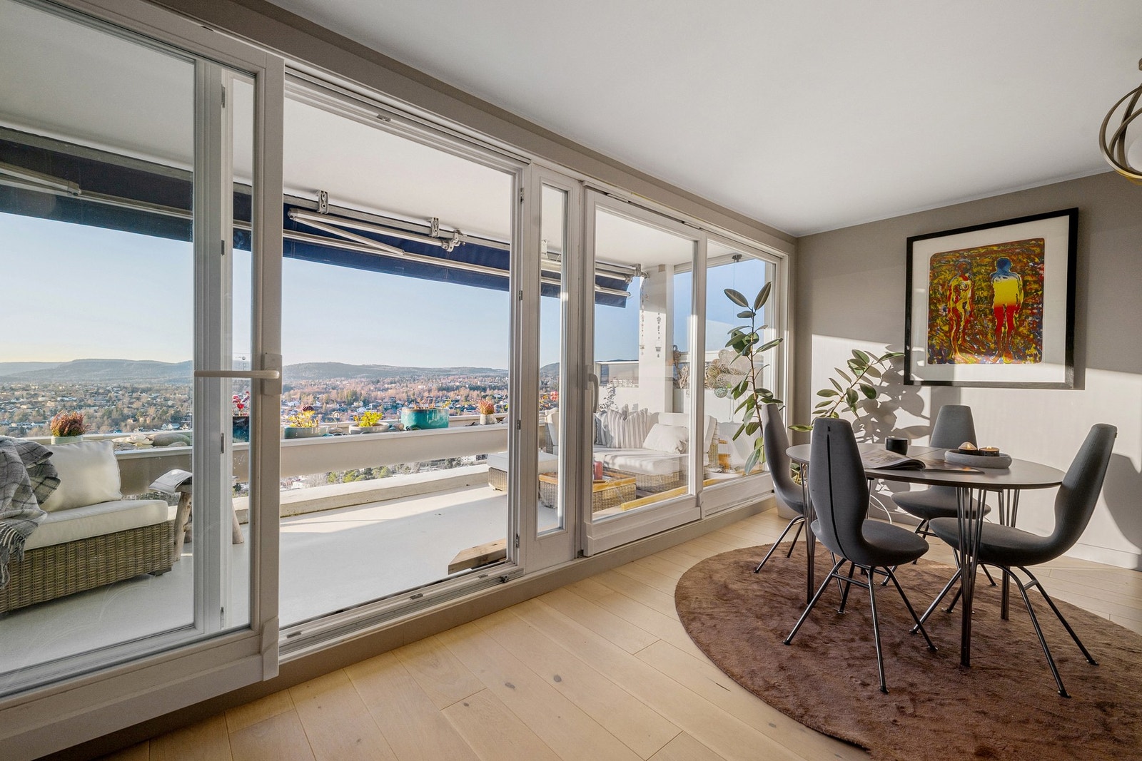 Lys og trivelig spiseplass med store vindusflater og direkte adkomst til den vestvendte terrassen. Galleribilde