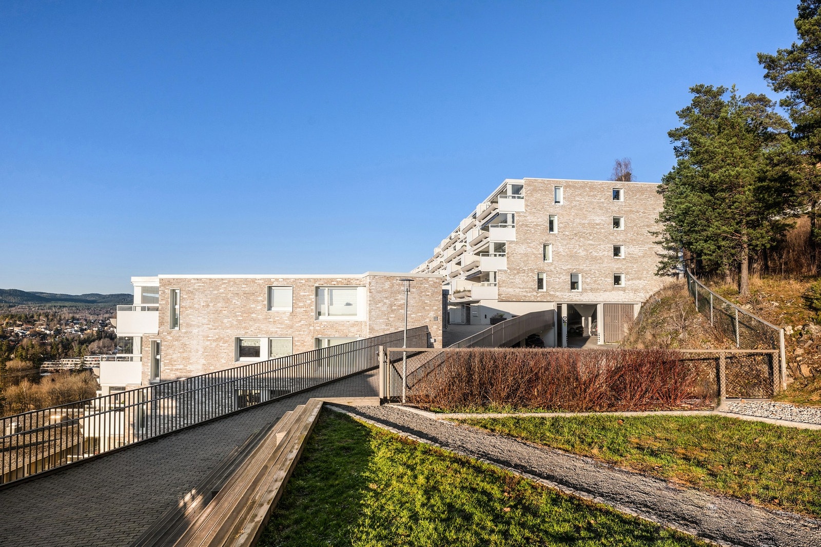 Sameiet består av 286 boligseksjoner og er veldrevet med flere omfattende rehabiliteringsarbeider i nyere tid. Galleribilde