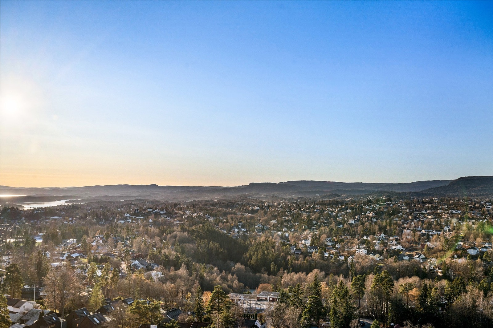 Terrassen byr på et usjenert utsyn over nærområdet og flotte Bærumsåsene i horisonten. Galleribilde