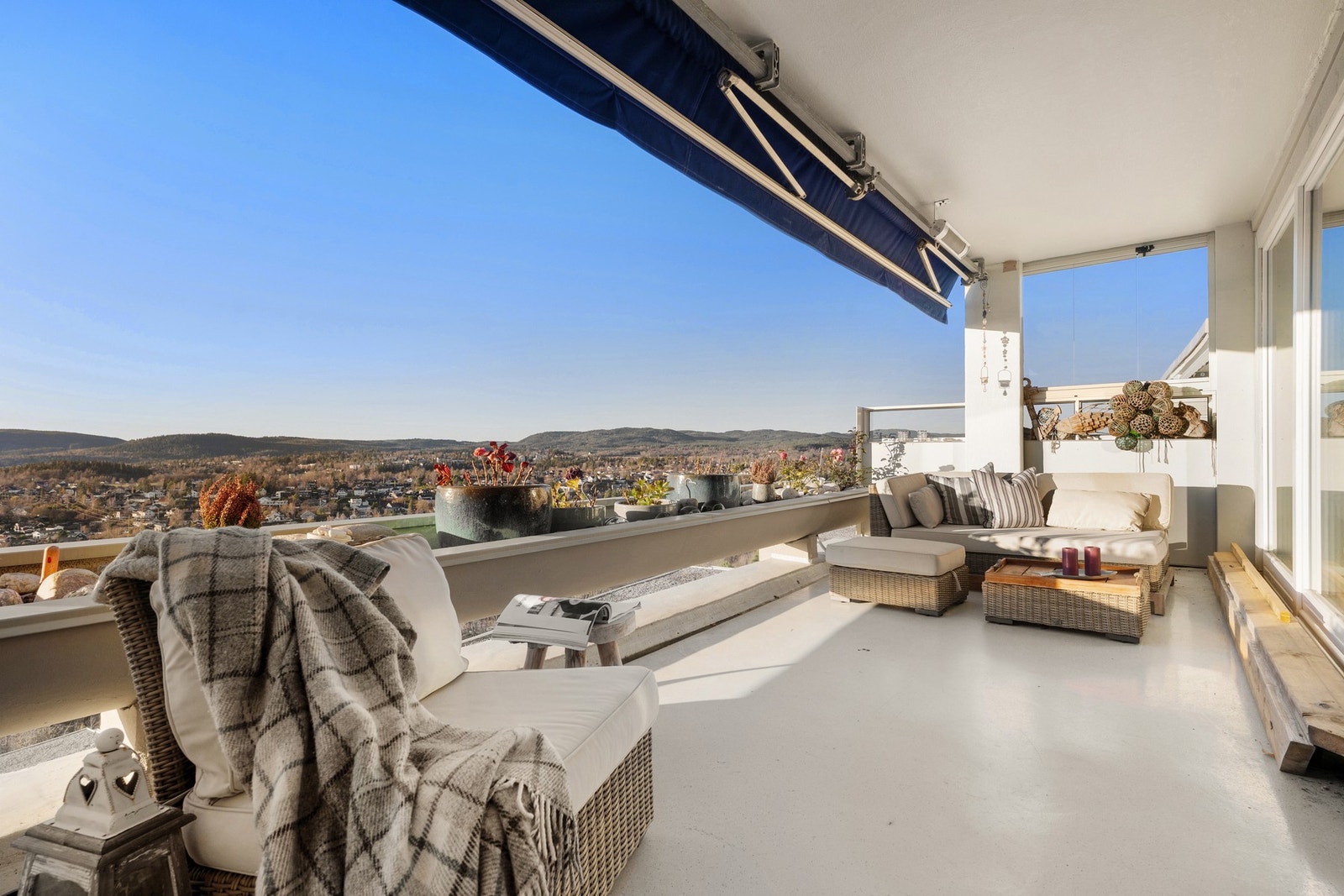 Rolig beliggenhet med uslåelig utsikt, svært gode solforhold og kort vei til flotte turområder. Galleribilde