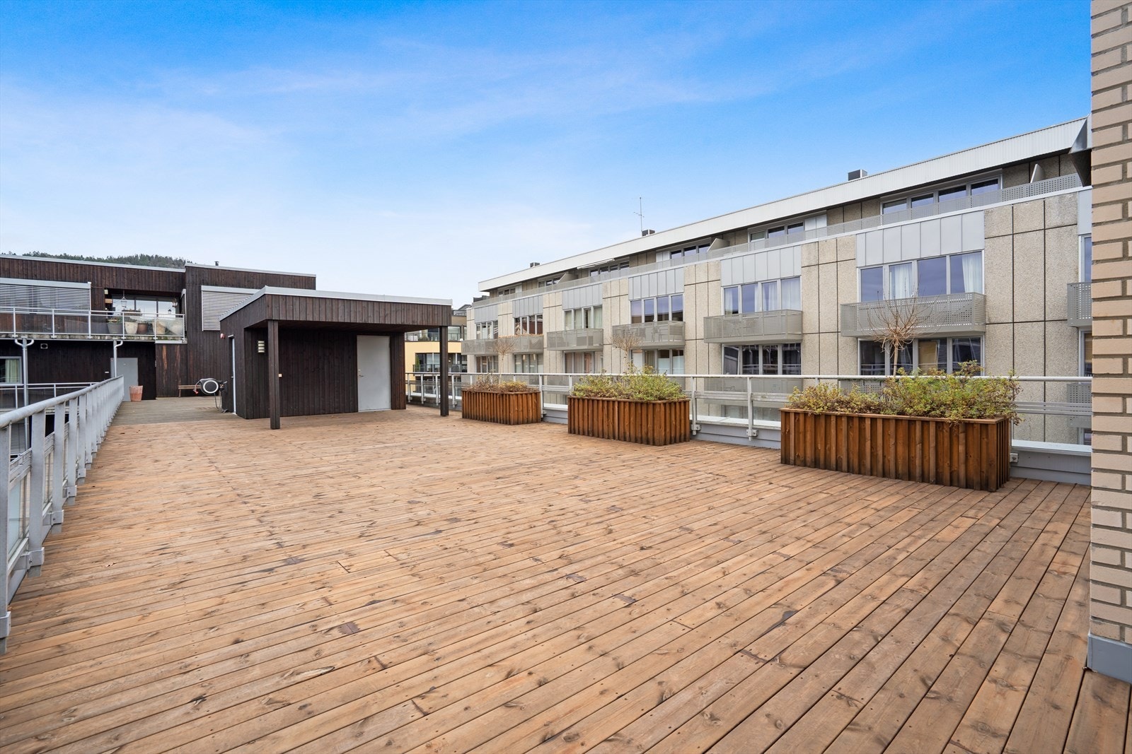 Felles takterrasse gir ekstra uteplass med mulighet for sosialt samvær og rekreasjon. Galleribilde