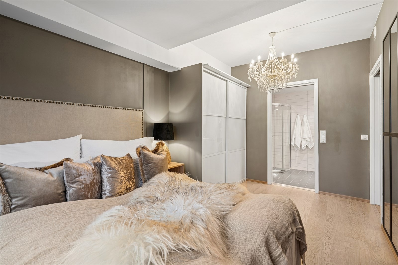 Soverommet har også god garderobeplass. Direkte tilgang til badet fra soverommet gir praktisk brukervennlighet og komfort. Galleribilde