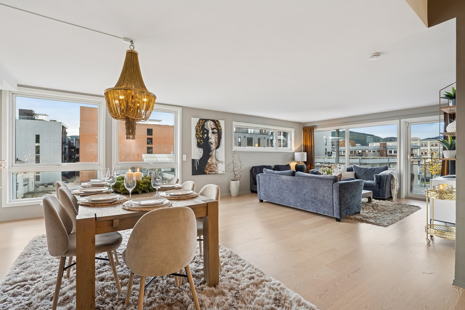 Store vindusflater gir rikelig med naturlig lys og utsikt mot nærliggende bygninger. Galleribilde