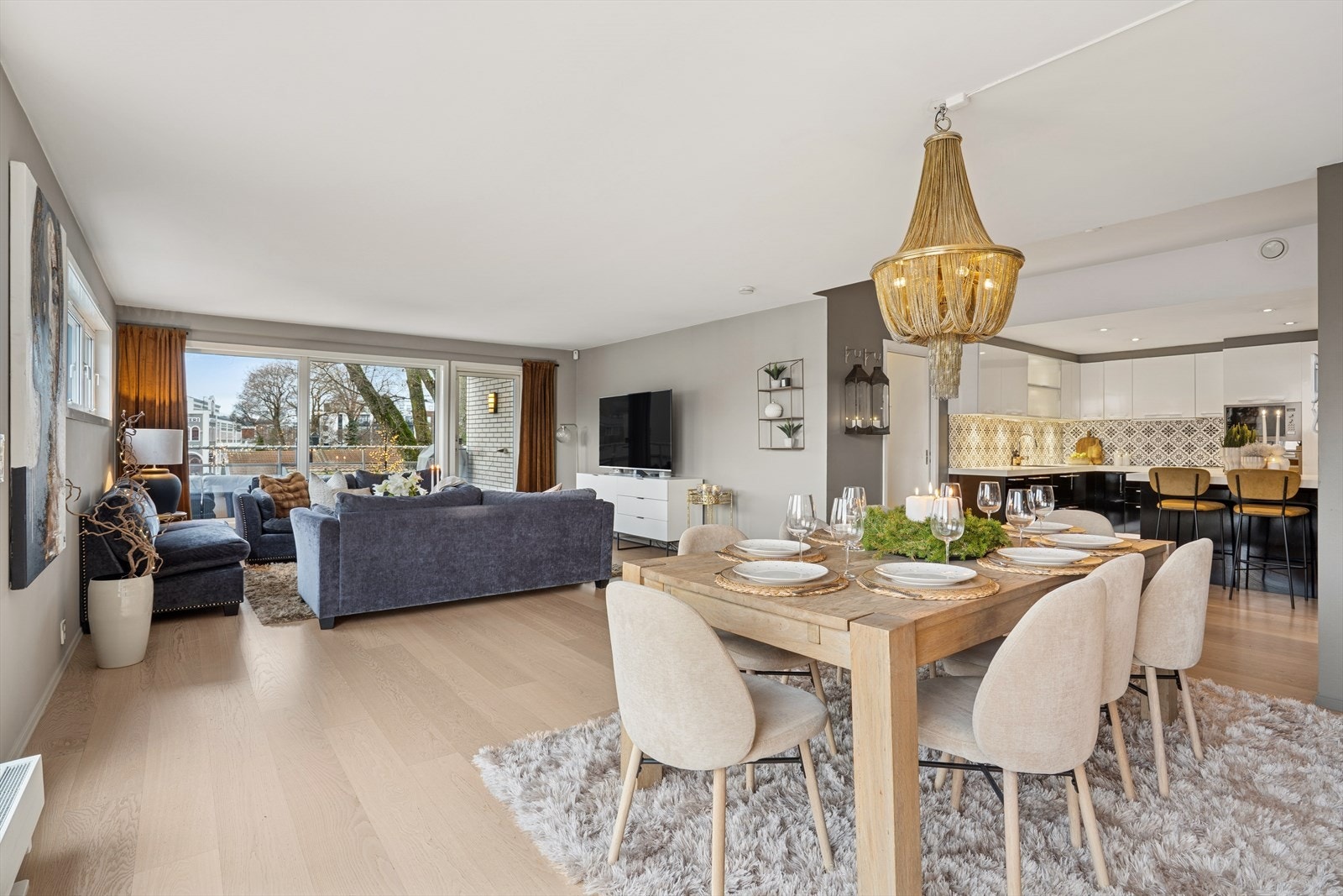 Stuen og kjøkkenet er samlet i en åpen og sosial sone. Galleribilde