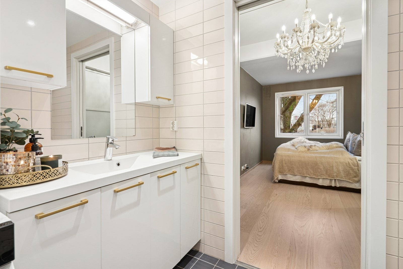 Veggene på badet har mikrosement lagt utenpå originale fliser, og taket har downlights for god belysning. Galleribilde