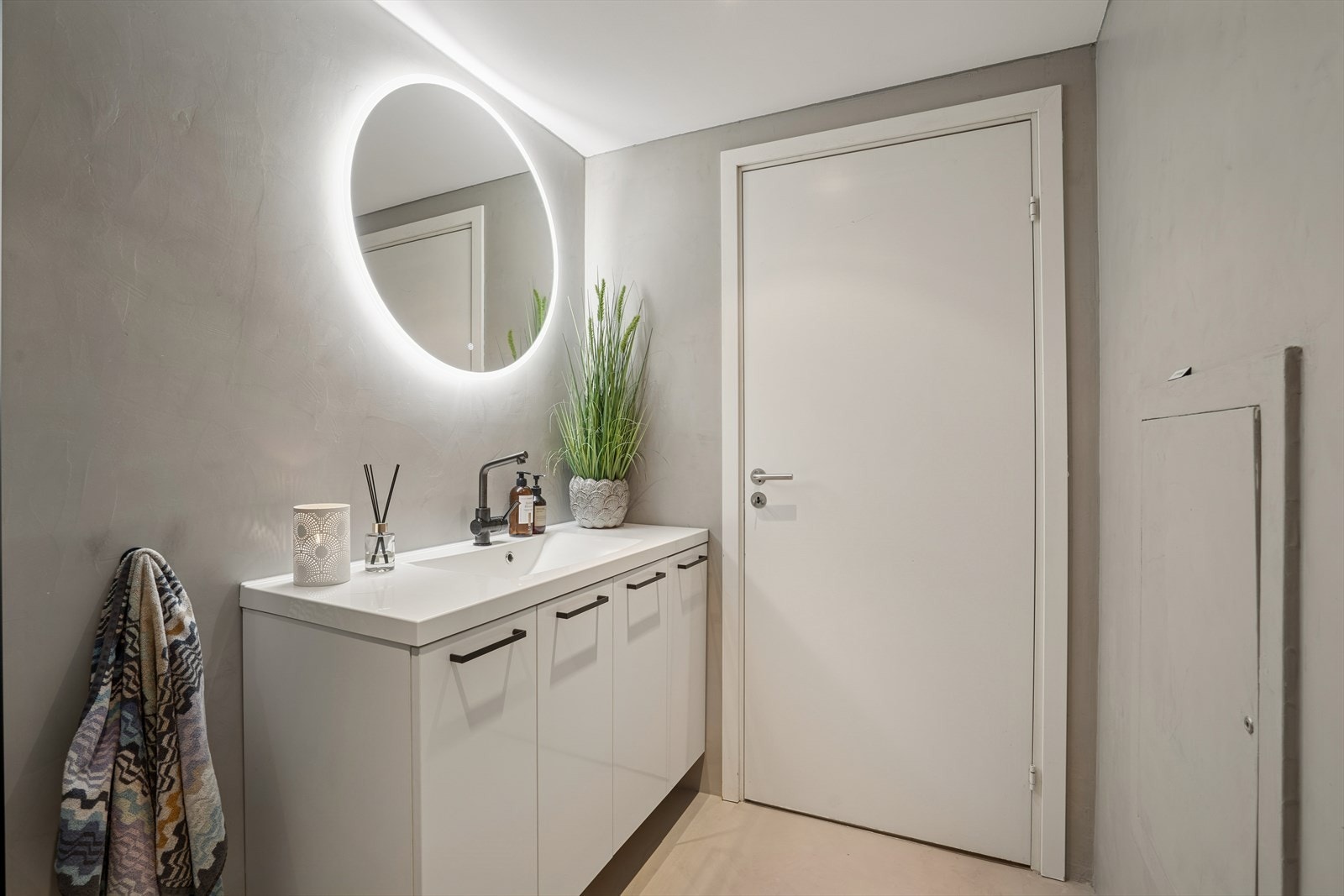 Balansert ventilasjon sikrer godt innemiljø, og innredning med nedfelt servant gir funksjonell oppbevaring. Galleribilde