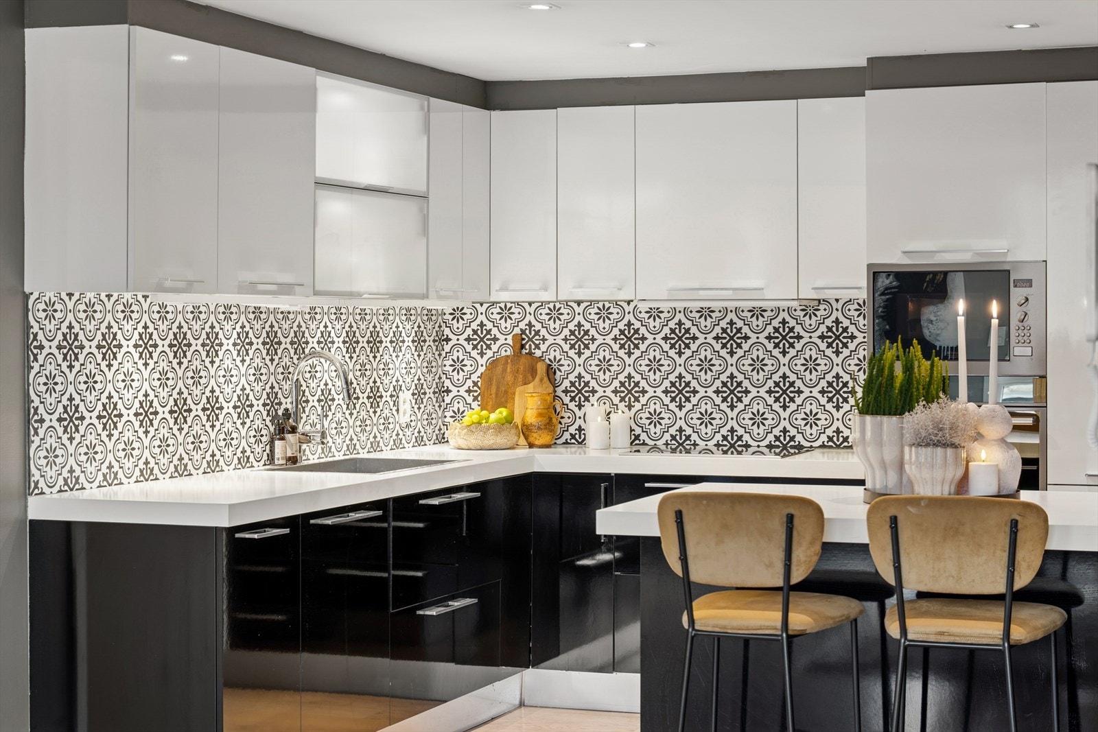 Kjøkkenet har integrerte hvitevarer. Galleribilde