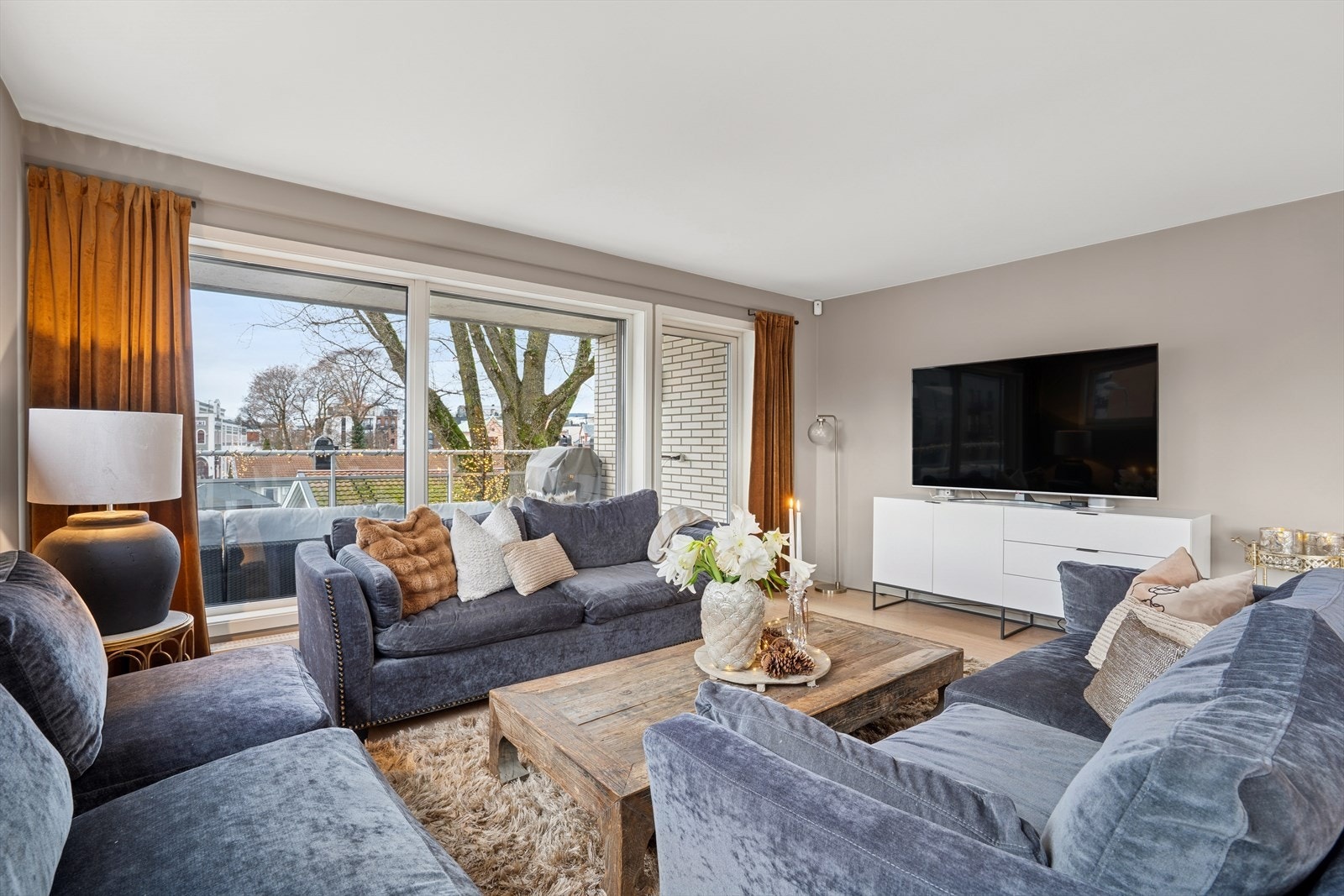 Boligen har en lys og romslig stue med god plass til møblering i flere soner Galleribilde