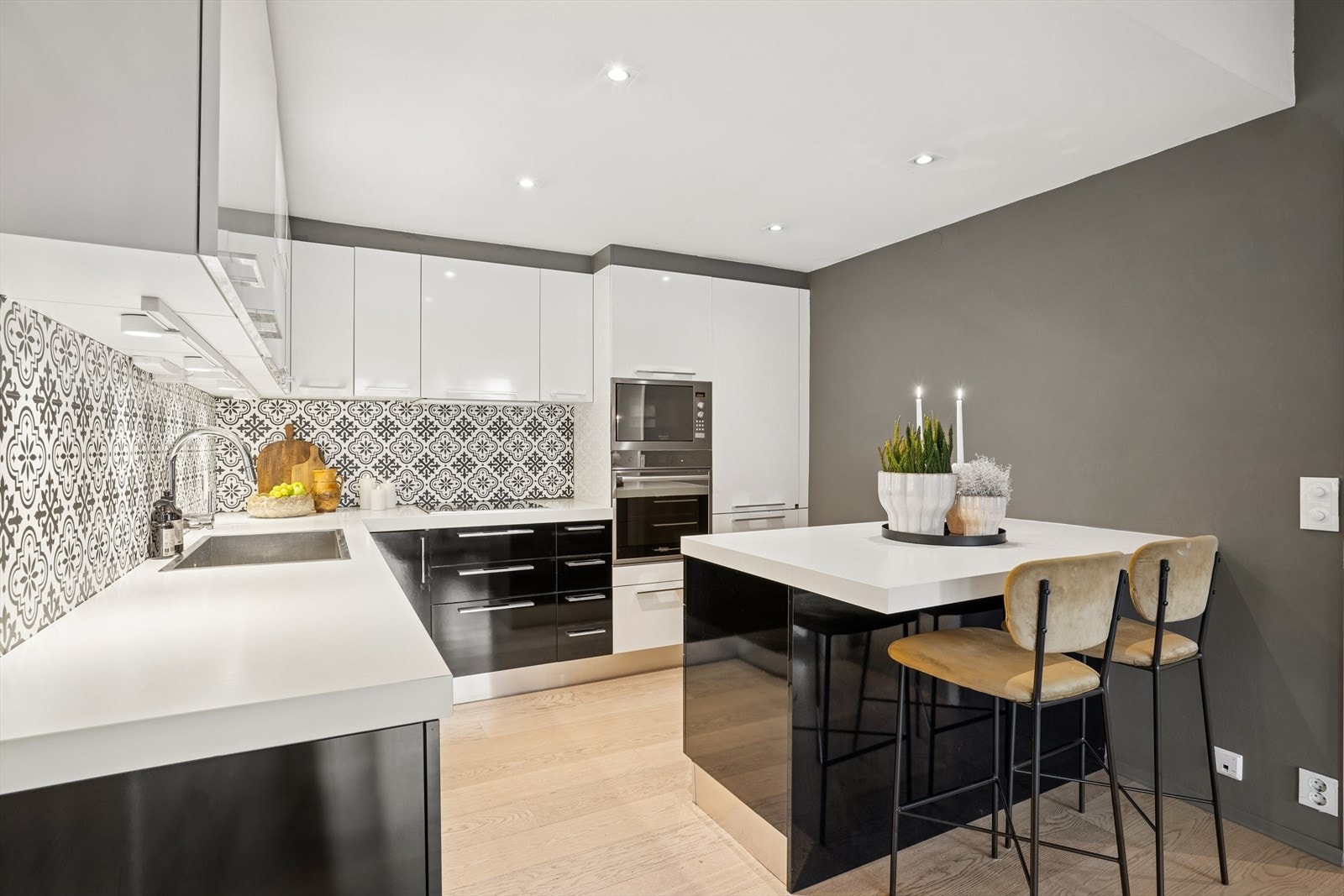 Romslig og flottkjøkken med smart kjøkkenøy. Galleribilde