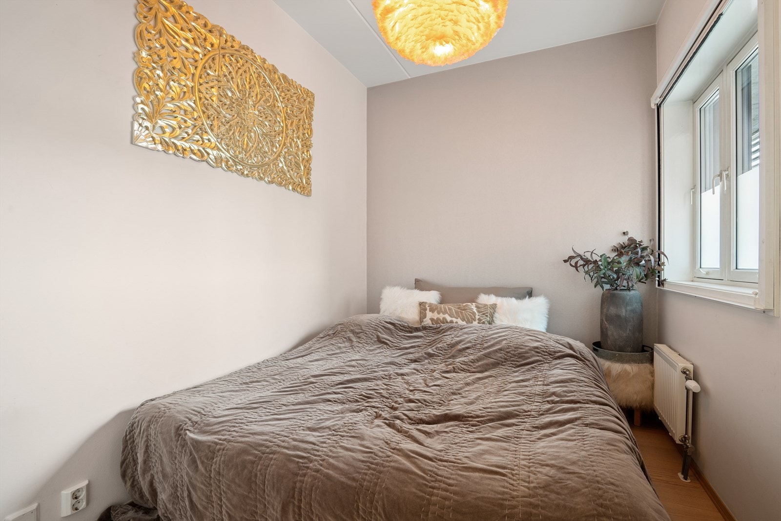 Soverom 2: Malte vegger og parkettgulv gir et moderne preg til soverommet. Vindu med aluminium beslag gir god isolasjon og lysinnslipp. Galleribilde