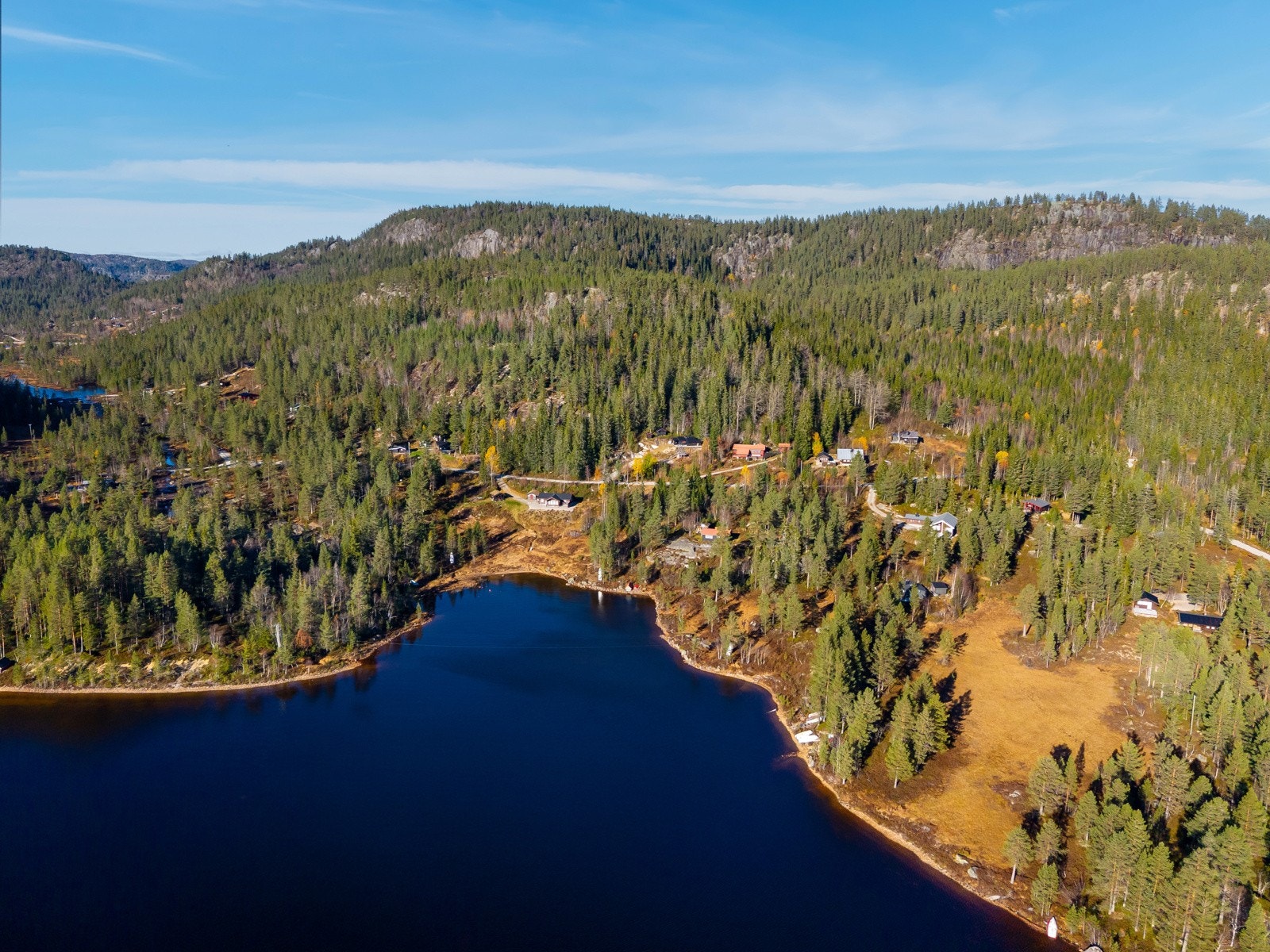 Idylliske og naturskjøne omgivelser som byr på både fiske, bær og sopp i sesong, frisk luft og hvilepuls. Galleribilde
