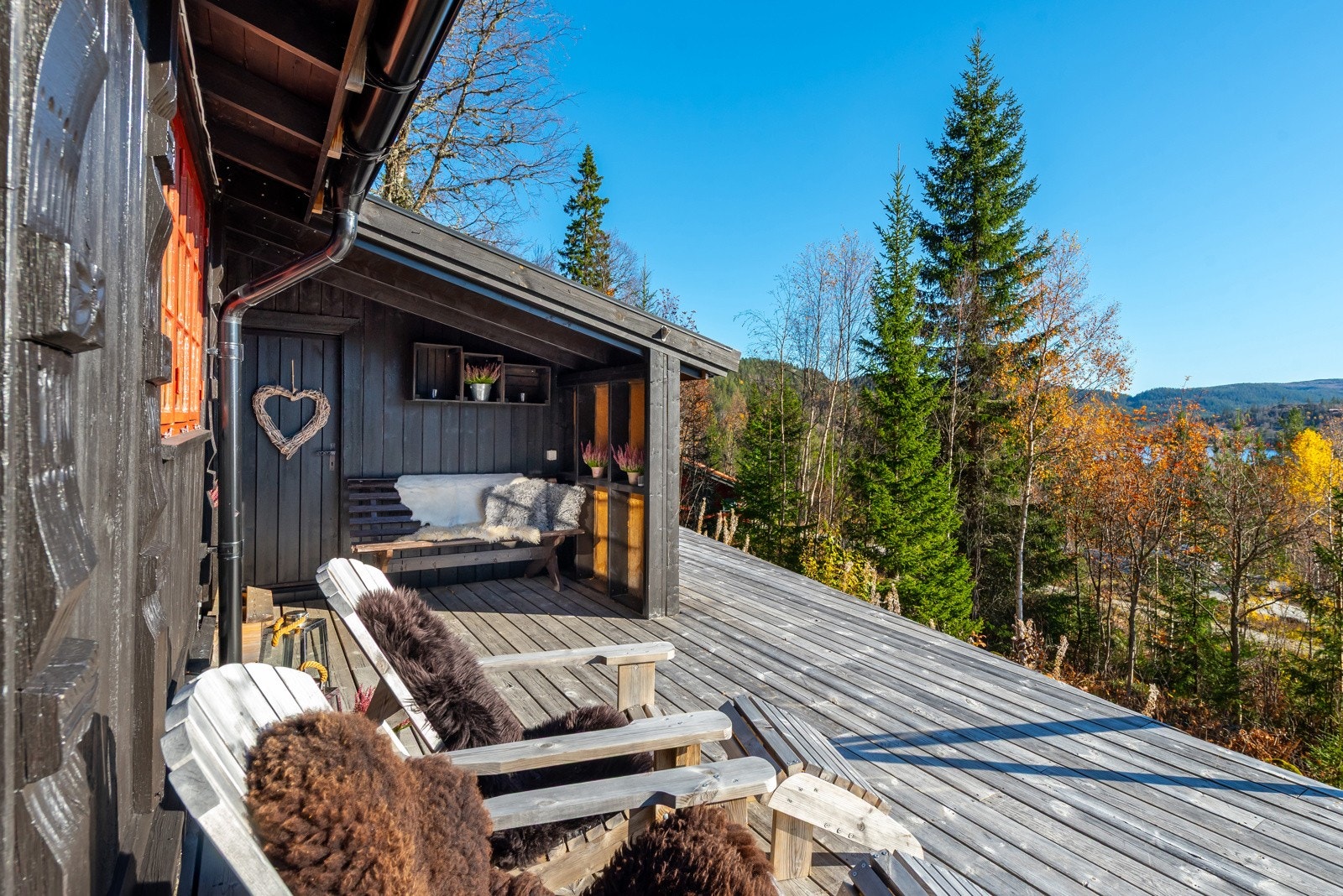 TIl høyre i bildet er det overbygget inngangsparti inn til soverommet som ble bygget nytt i 2023. Galleribilde