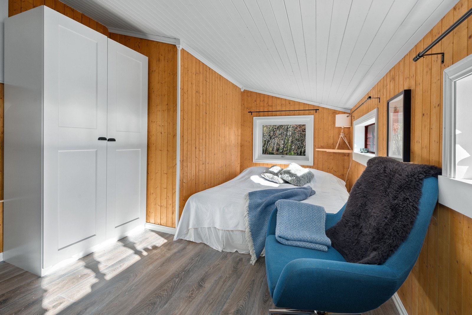 Rommet er av god størrelse med plass til garderobeskap for klesoppbevaring. Galleribilde