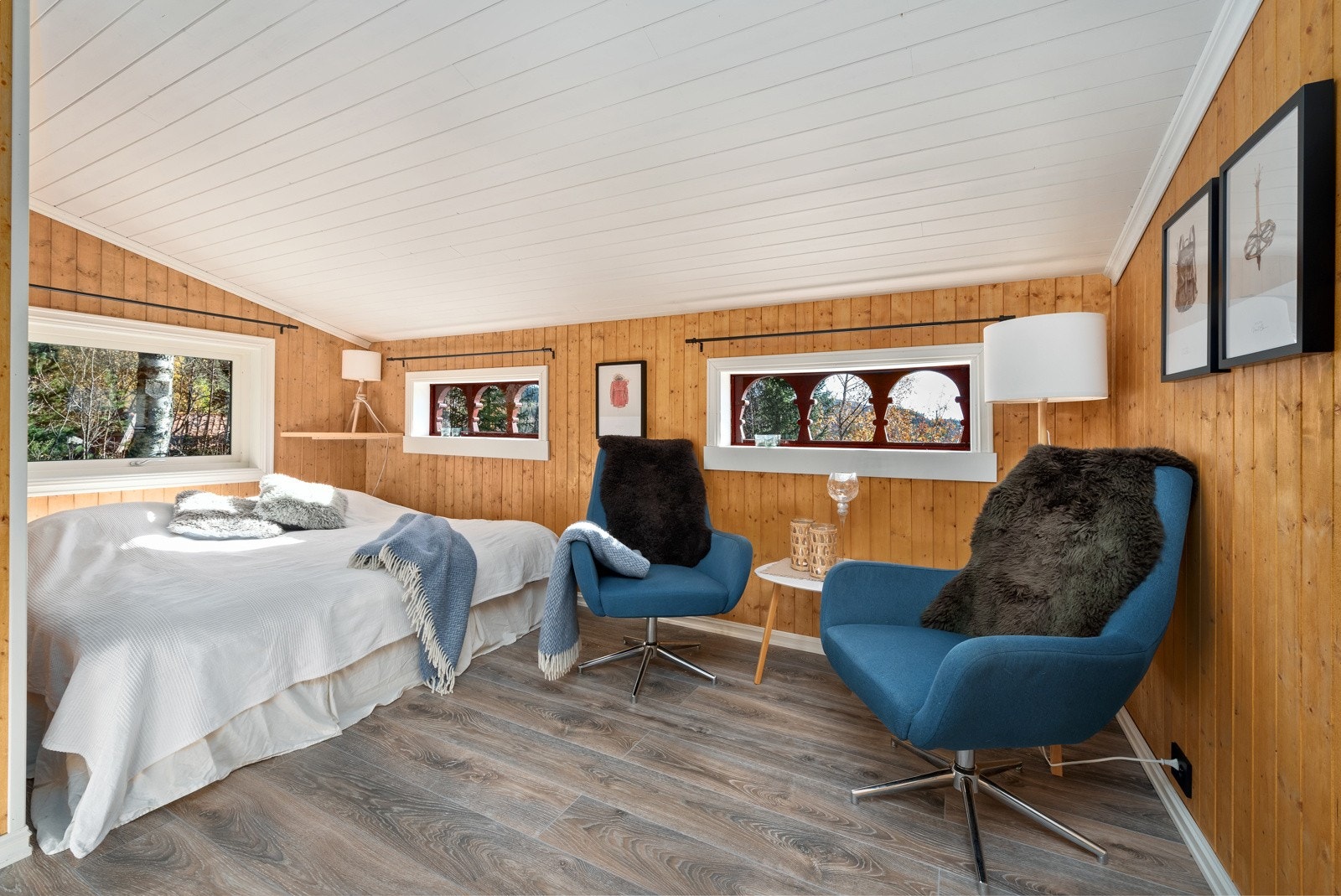 Soverommet ble tilbygget i 2023 og har plass til dobbelt seng. Det er direkte utgang fra rommet. Galleribilde