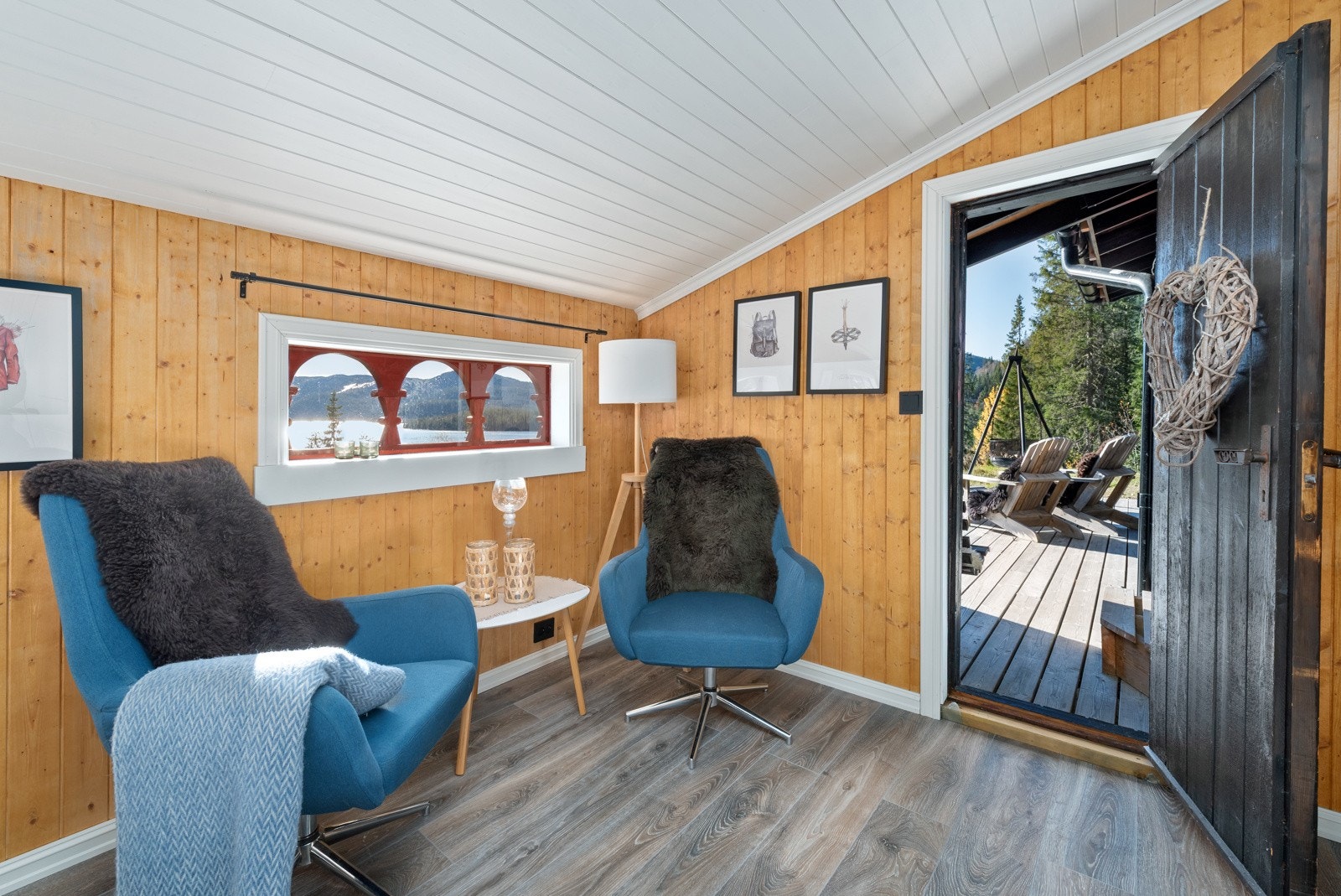 Fra soverommet er det dirkete utgang til terrassen og overbygget inngangsparti. Galleribilde