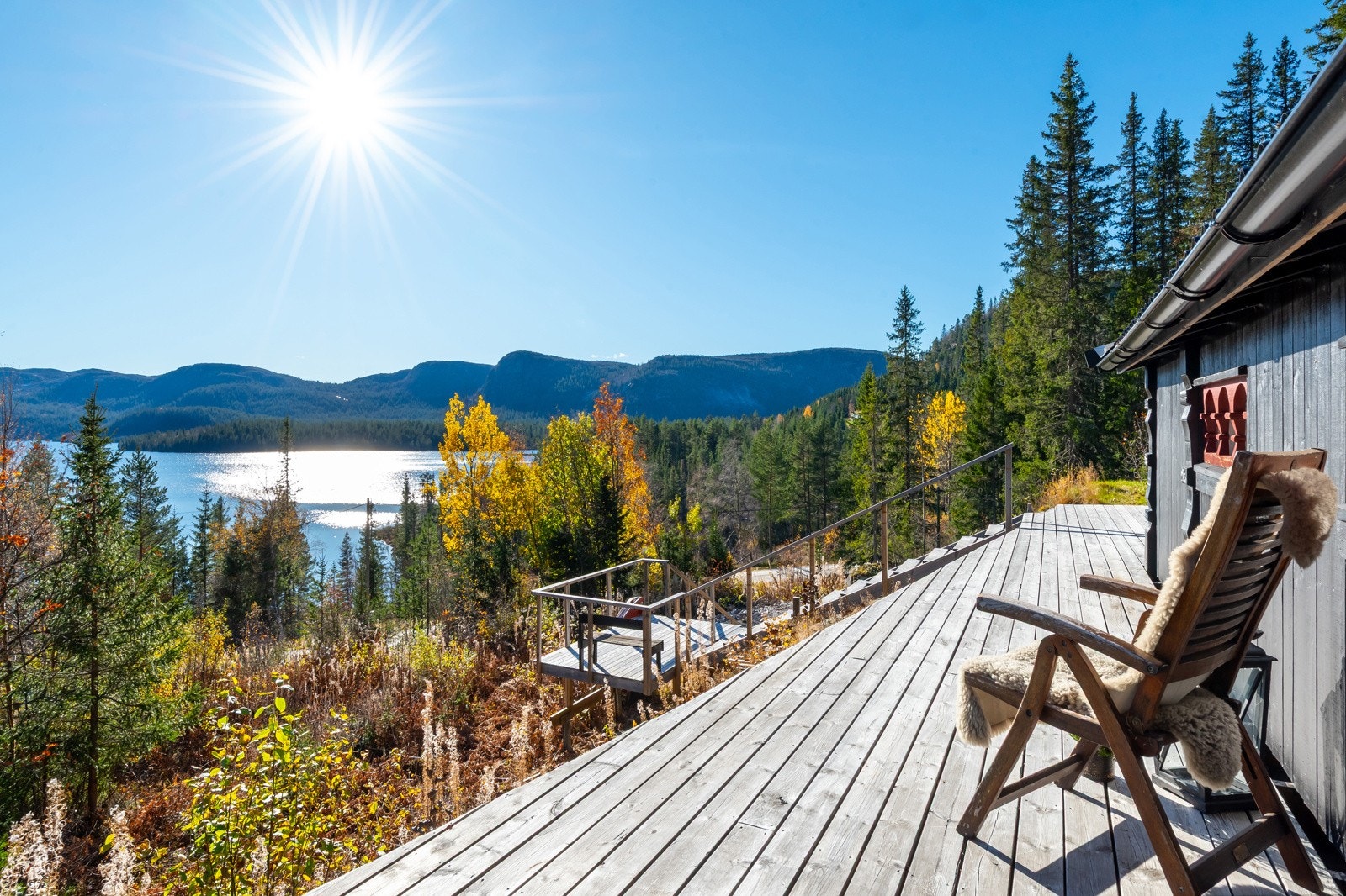 Fra terrassen er det en helt fantastisk fin utsikt ut over Birtevatn og nærområdet. Galleribilde