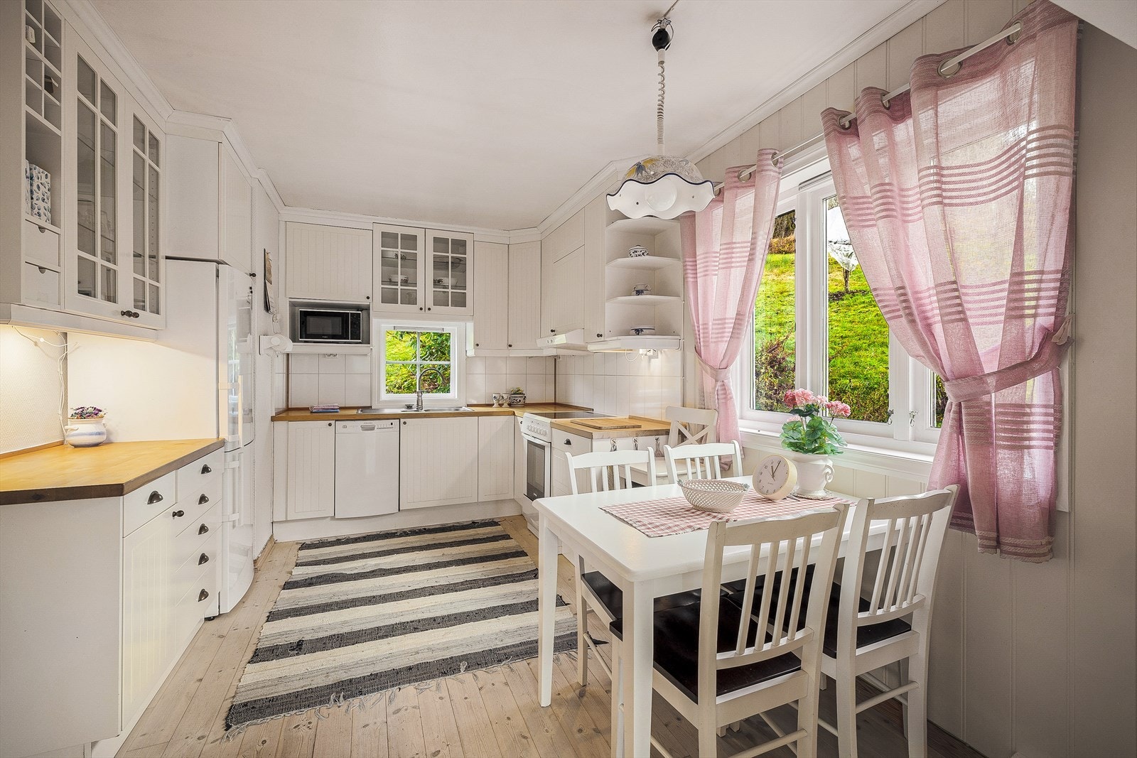 Plass til frokostbord på kjøkkenet. Galleribilde