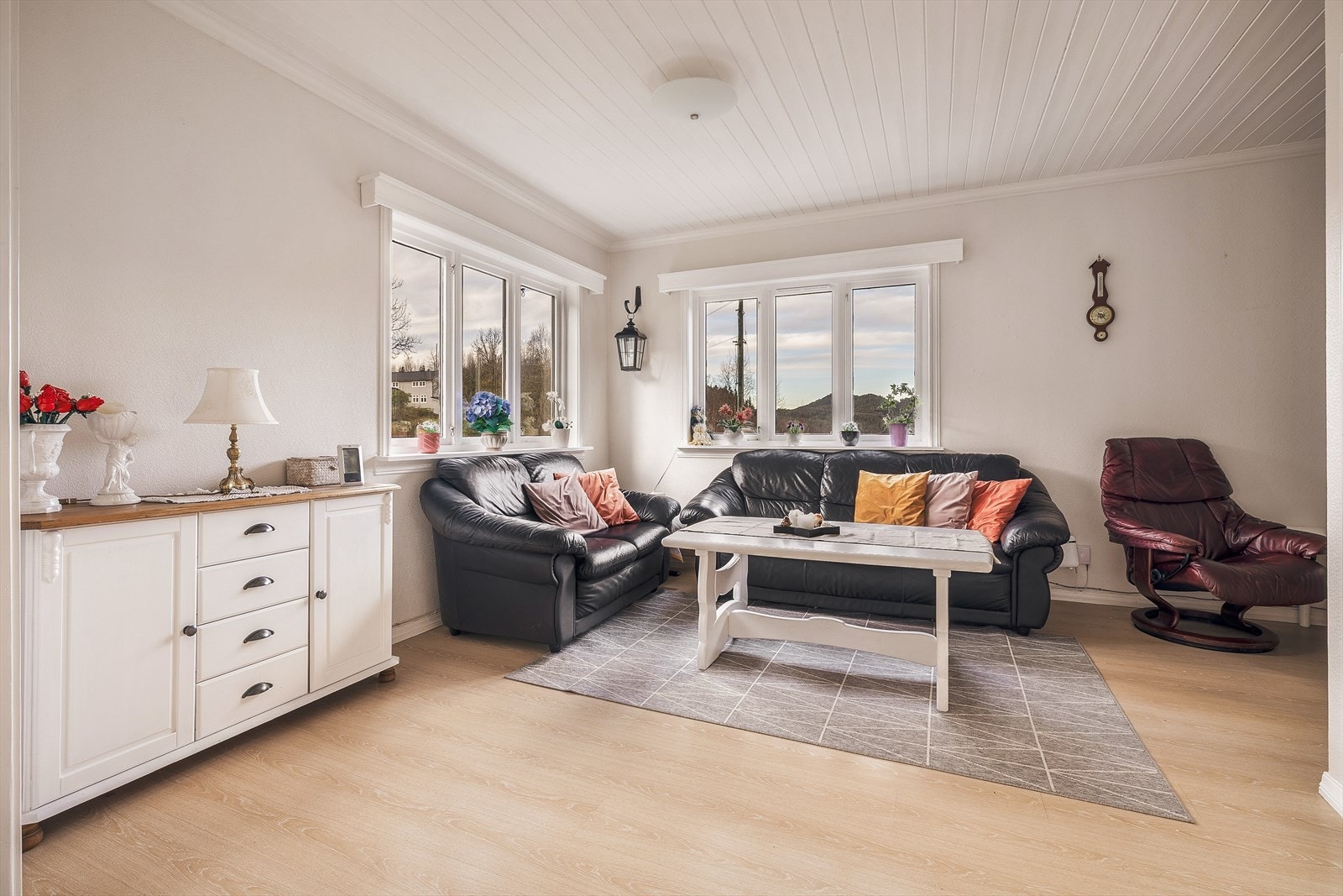 Eiendommen selges fullt møblert, og overleveres slik den fremstår på visning. Galleribilde