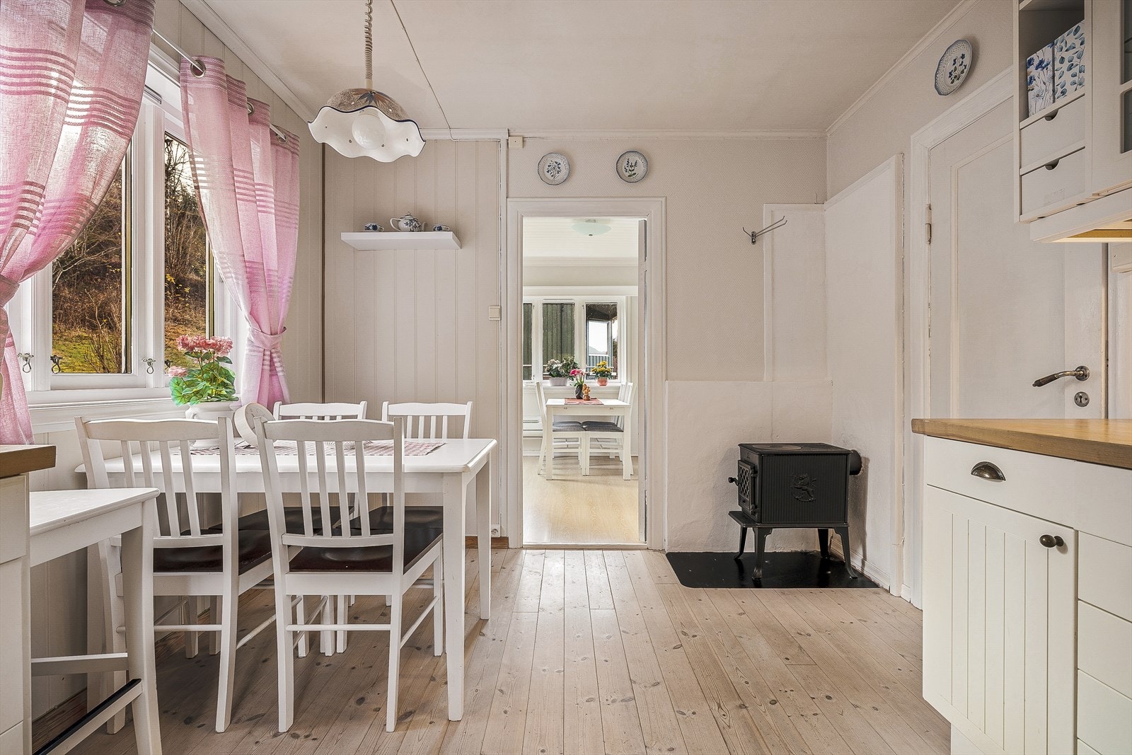 Stuen ligger i nær tilknytning til kjøkkenet. Galleribilde