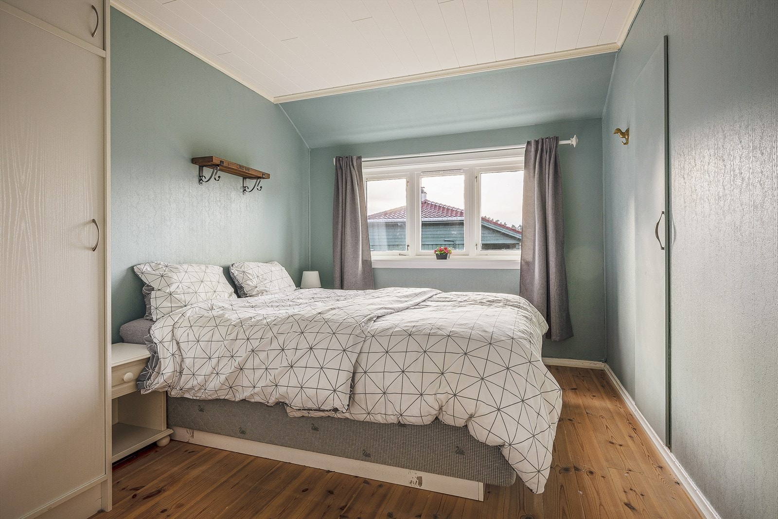 Boligen inneholder tre romslige soverom på hhv. 8,6 m², 9,25 m² og 6,65 m². Galleribilde