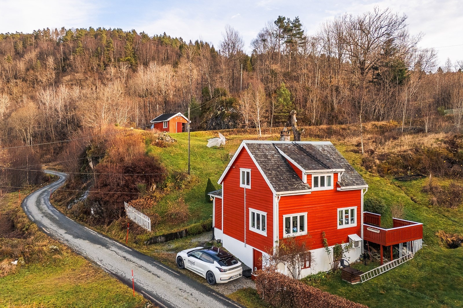 Boligen ble bygget i 1937, og videre tilbygget i 1961. Galleribilde