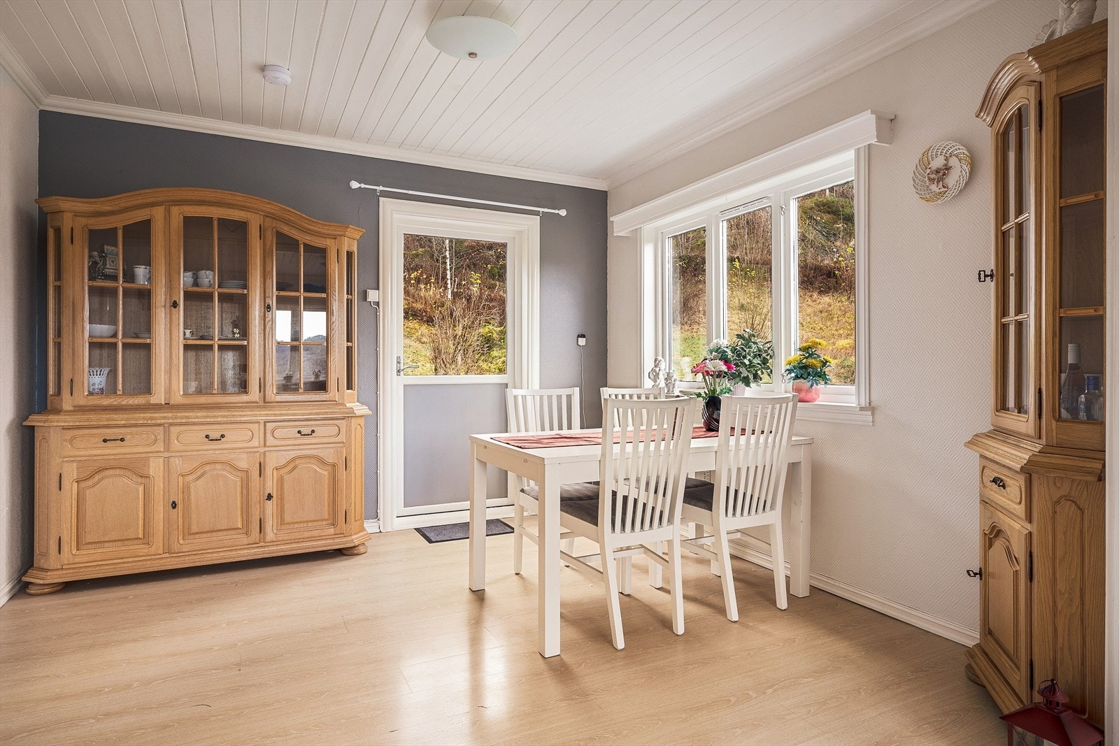 God plass til sittegruppe for hyggelige måltider. Fra stuen er det utgang til terrassen. Galleribilde